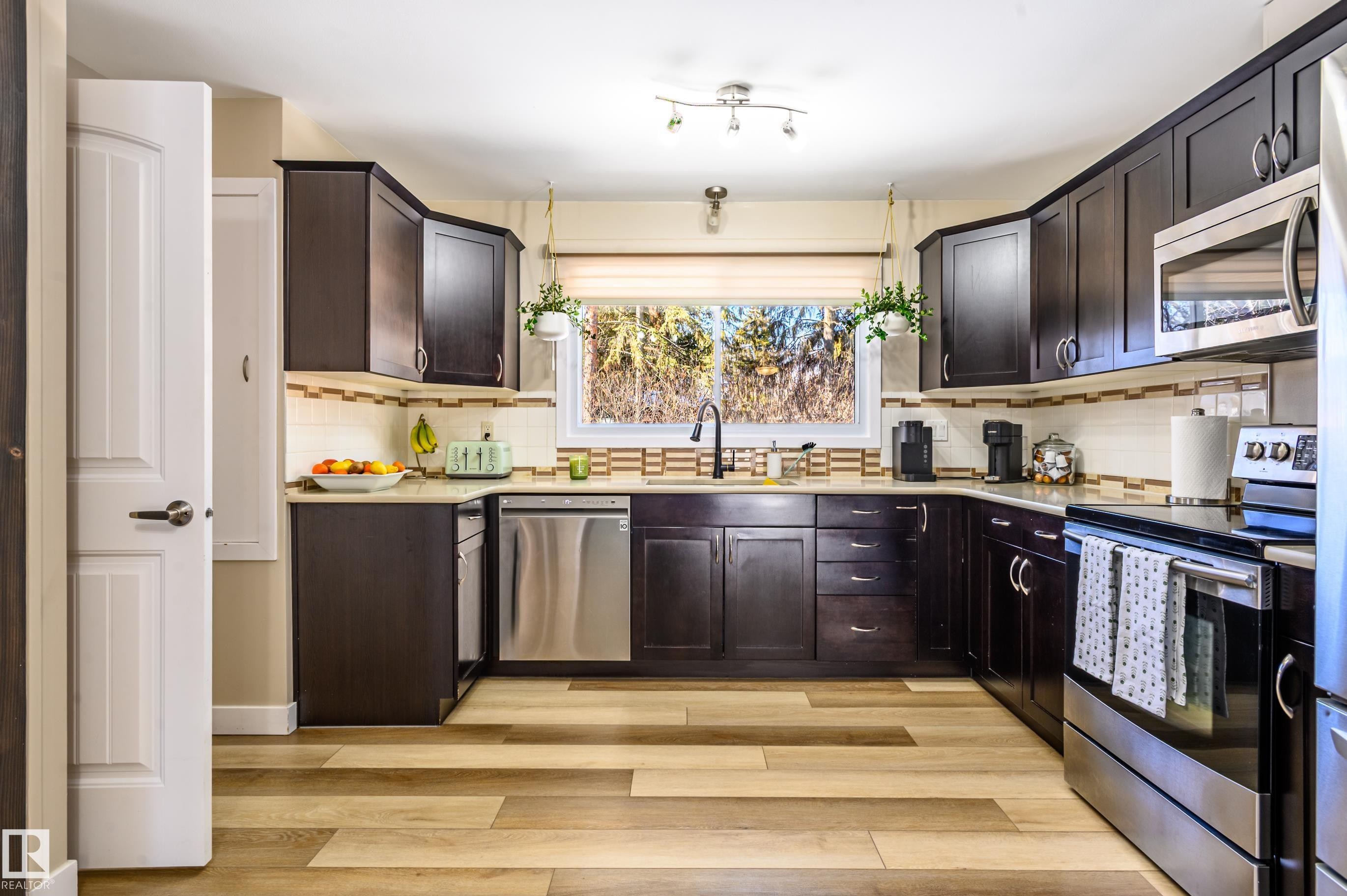 10 Glenhaven Crescent, St. Albert, AB - Indoor Photo Showing Kitchen