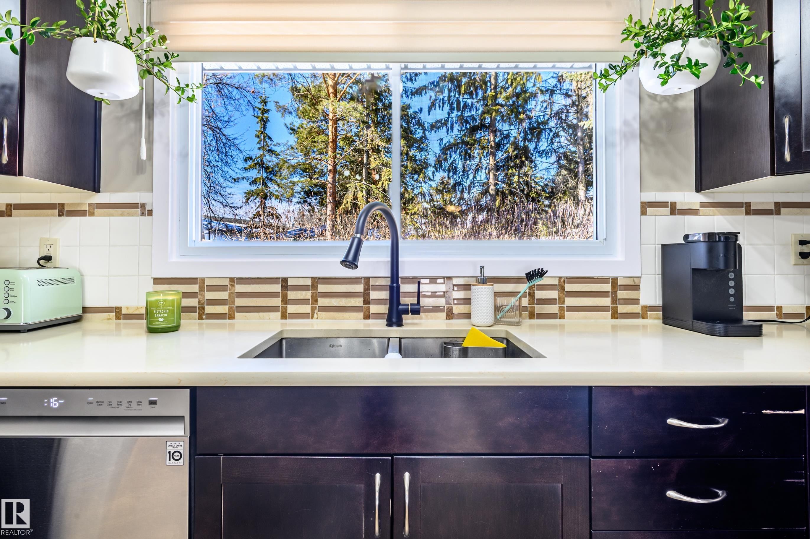 10 Glenhaven Crescent, St. Albert, AB - Indoor Photo Showing Kitchen With Double Sink