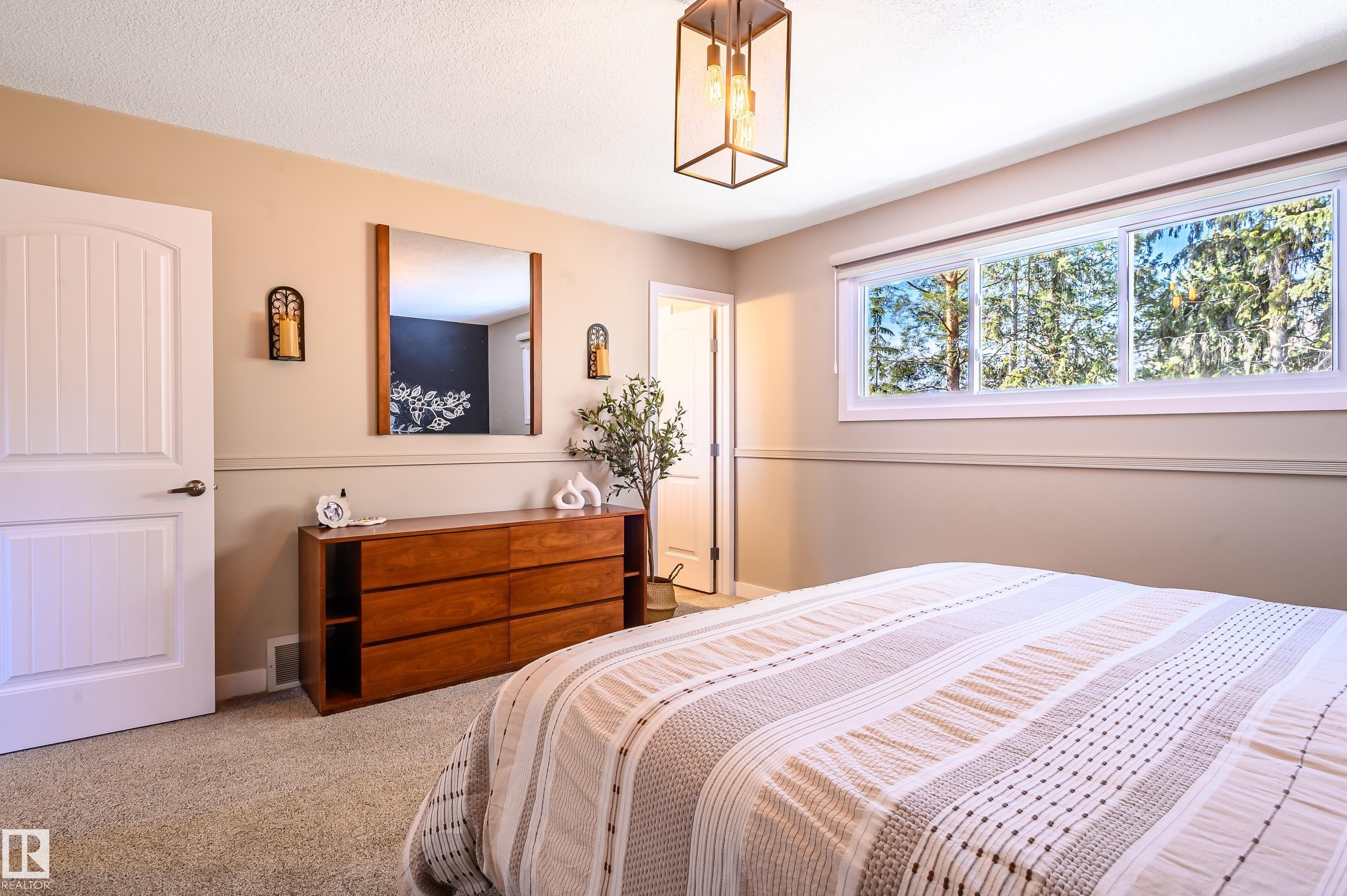 10 Glenhaven Crescent, St. Albert, AB - Indoor Photo Showing Bedroom