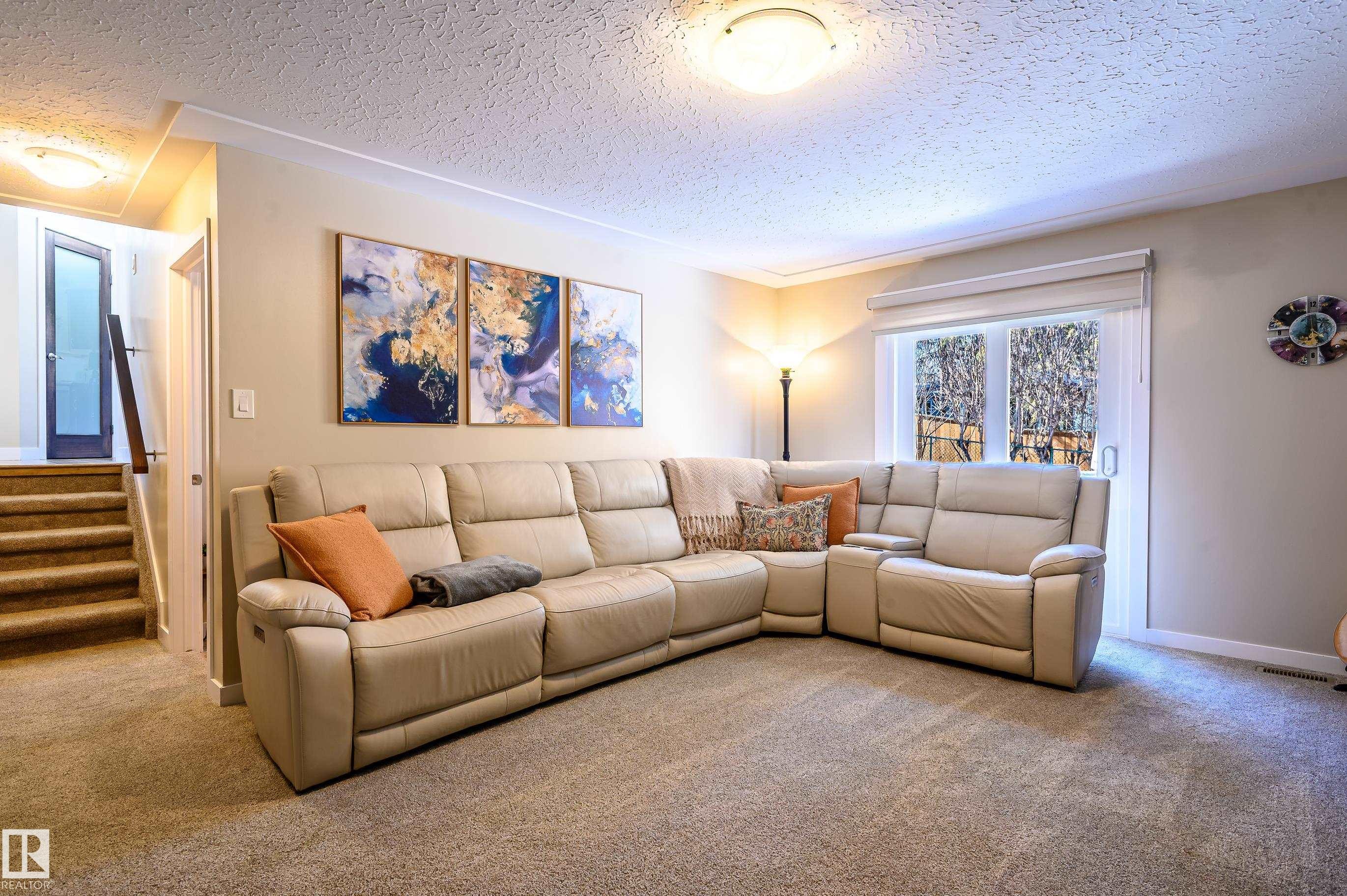 10 Glenhaven Crescent, St. Albert, AB - Indoor Photo Showing Living Room