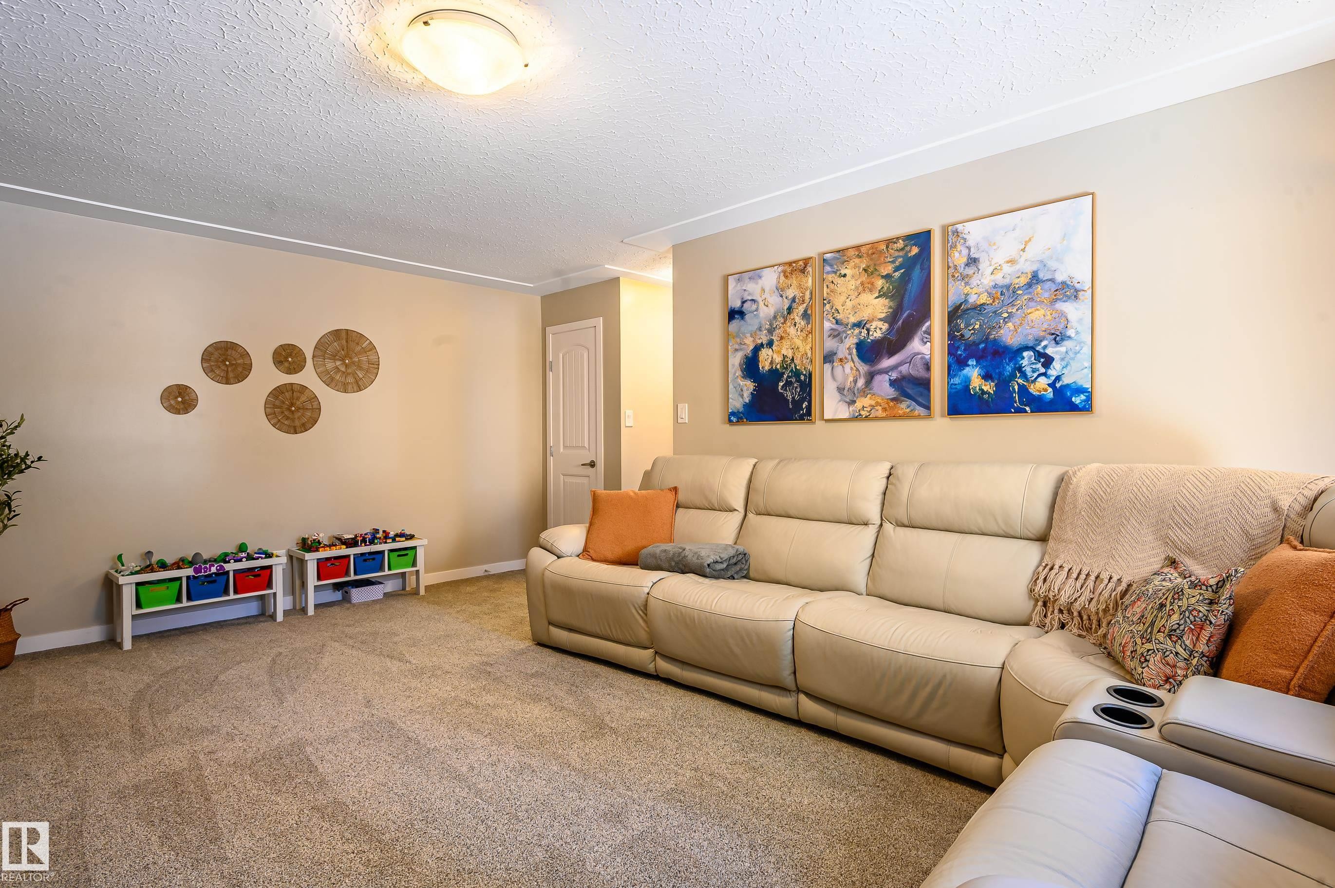10 Glenhaven Crescent, St. Albert, AB - Indoor Photo Showing Living Room