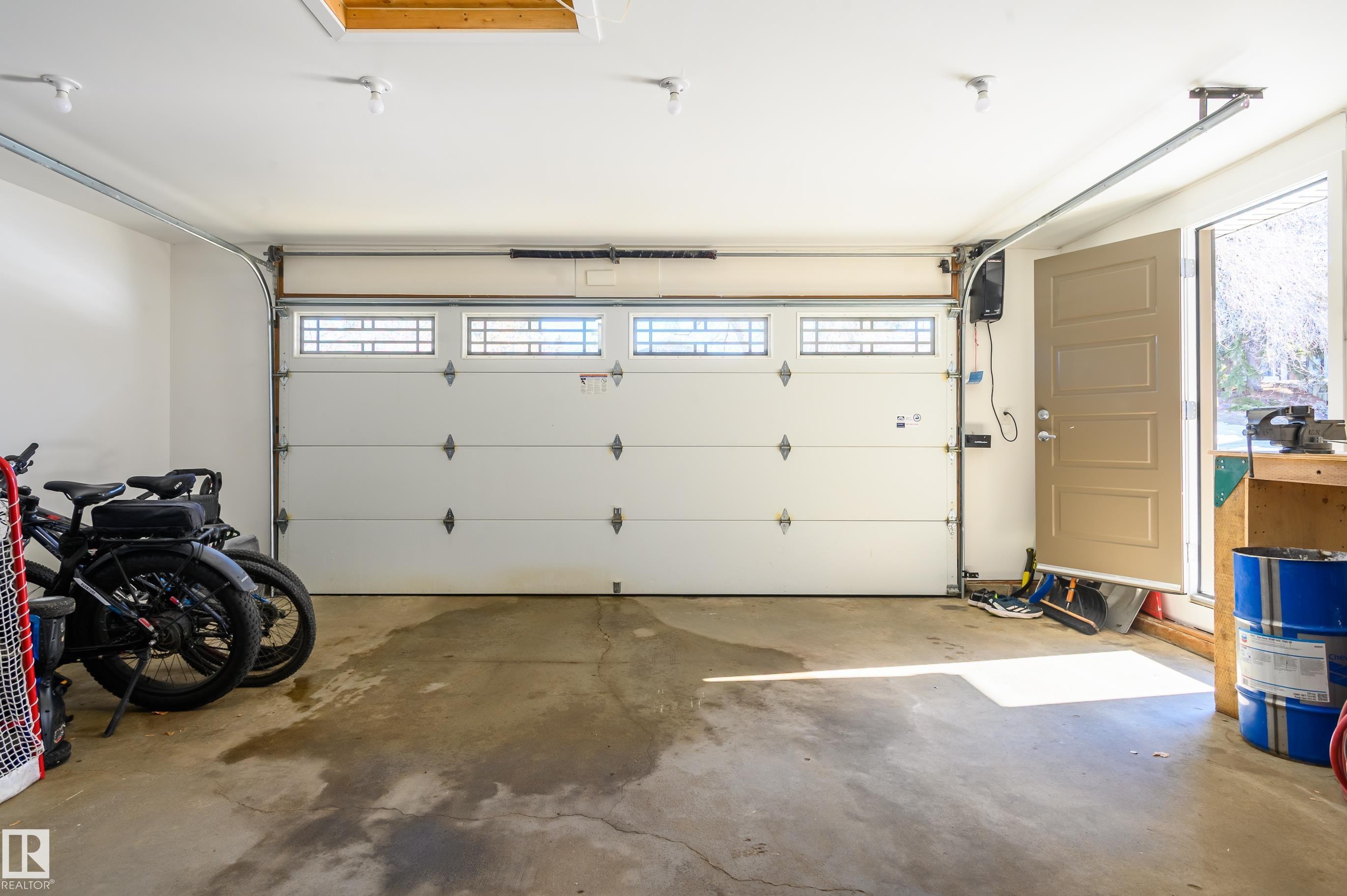10 Glenhaven Crescent, St. Albert, AB - Indoor Photo Showing Garage