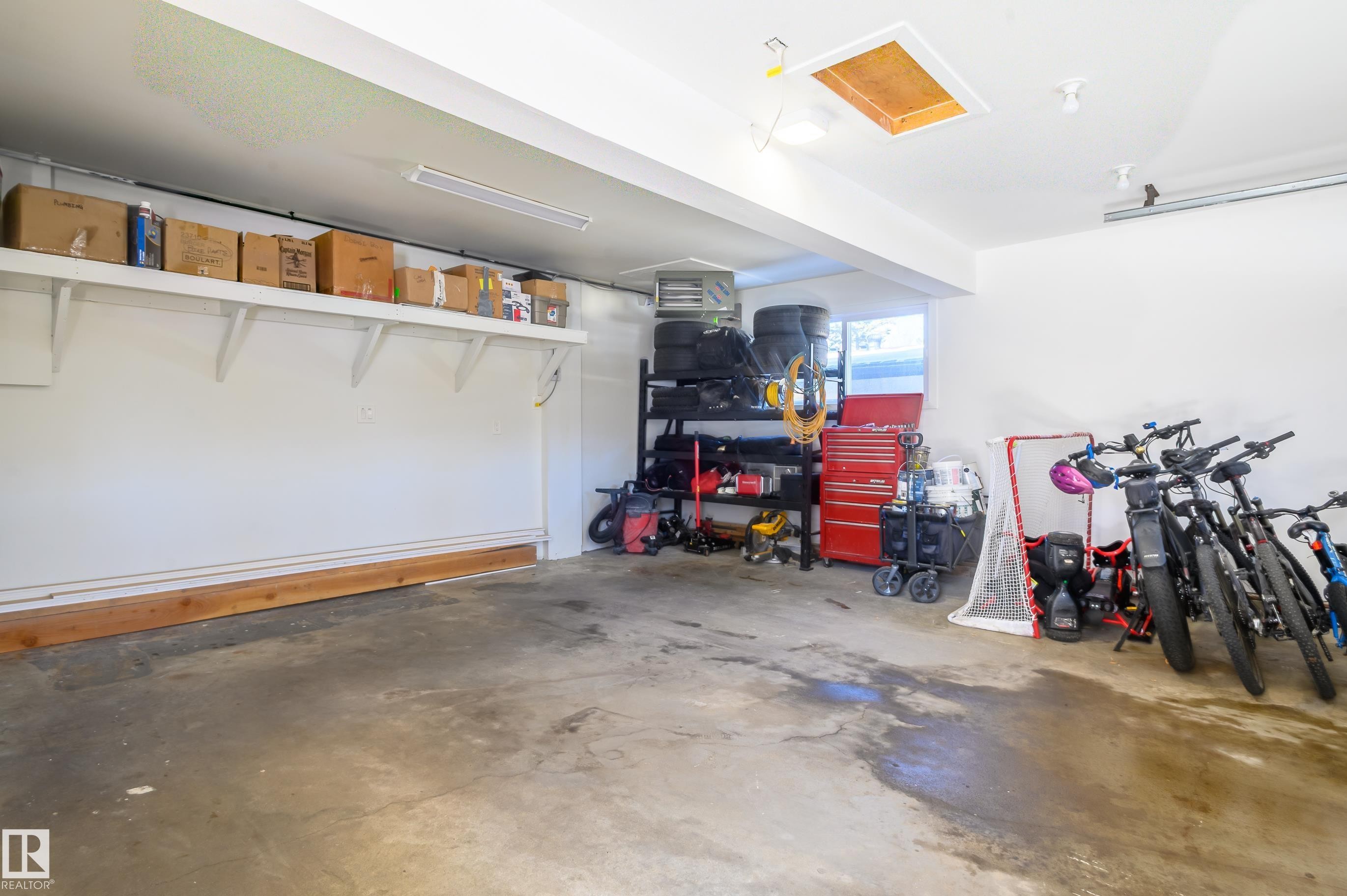 10 Glenhaven Crescent, St. Albert, AB - Indoor Photo Showing Garage