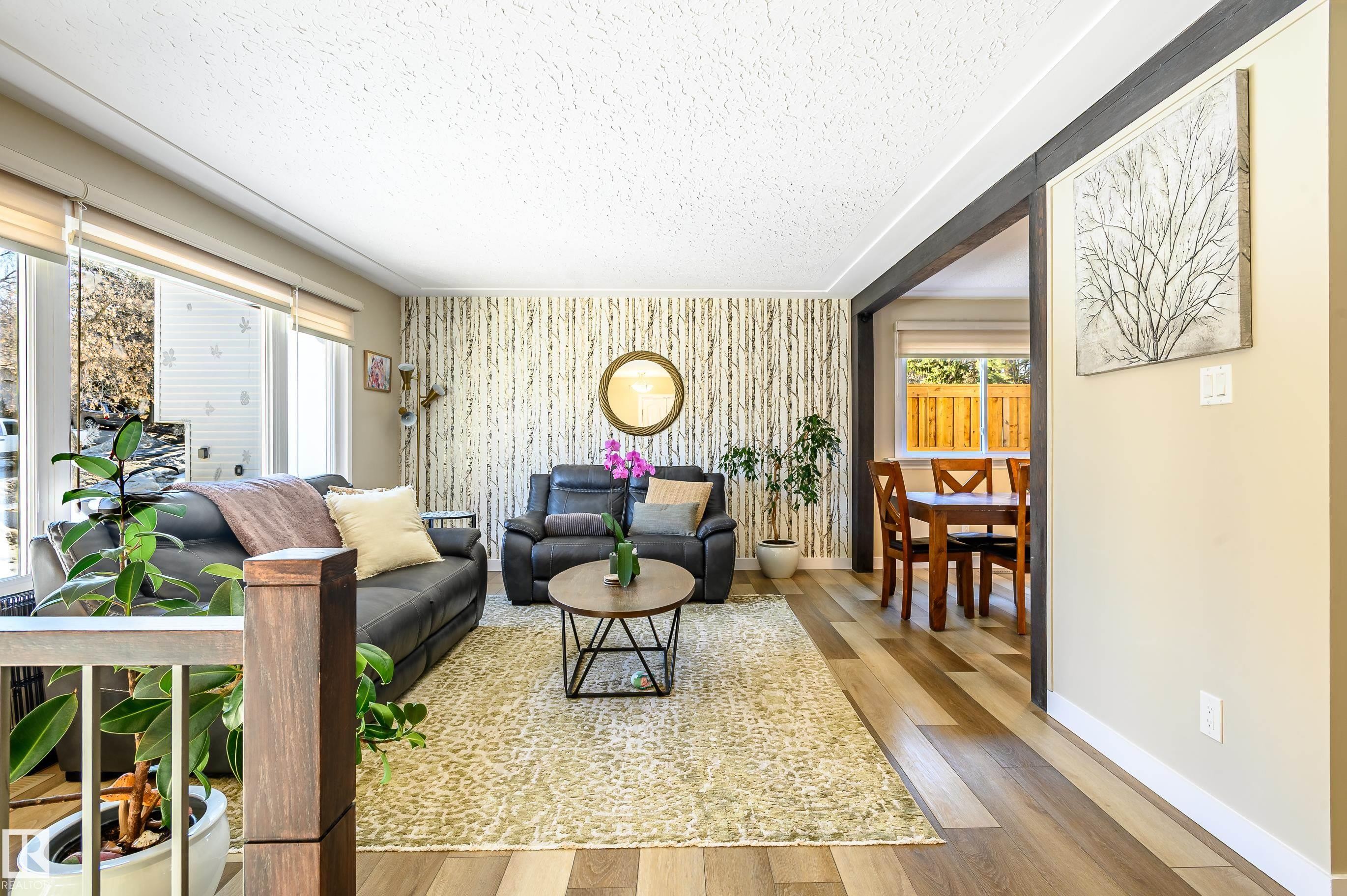 10 Glenhaven Crescent, St. Albert, AB - Indoor Photo Showing Living Room