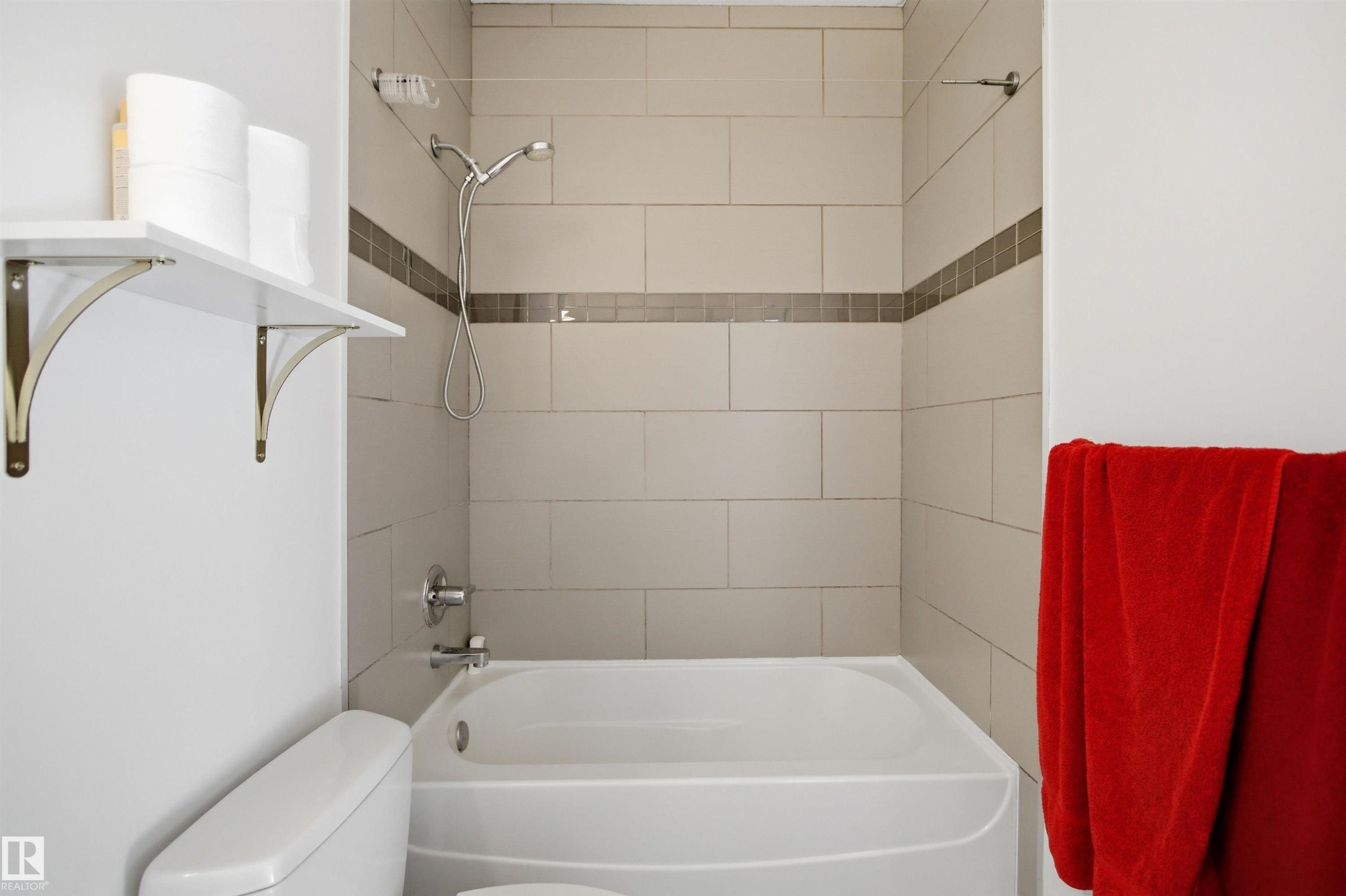 10806 83 Avenue, Edmonton, AB - Indoor Photo Showing Bathroom