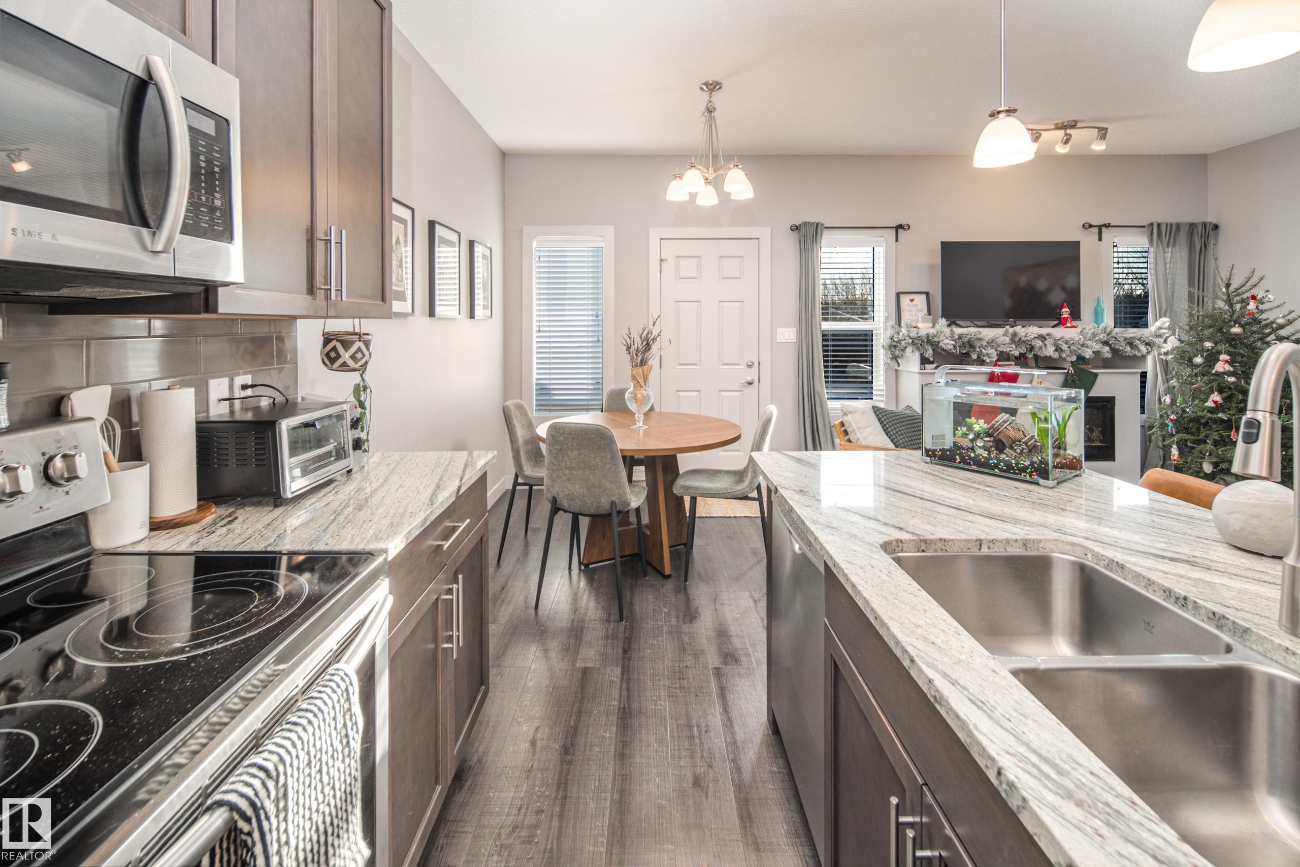 7173 Cardinal Way, Edmonton, AB - Indoor Photo Showing Kitchen With Double Sink