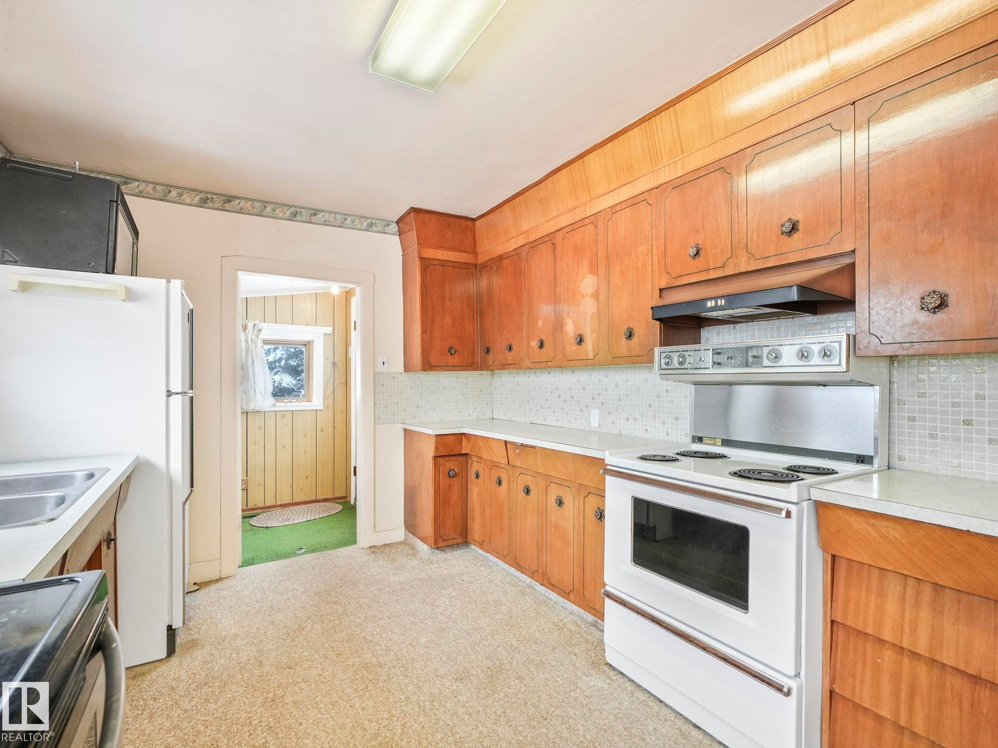 5004 49 Avenue, Lamont, AB - Indoor Photo Showing Kitchen With Double Sink