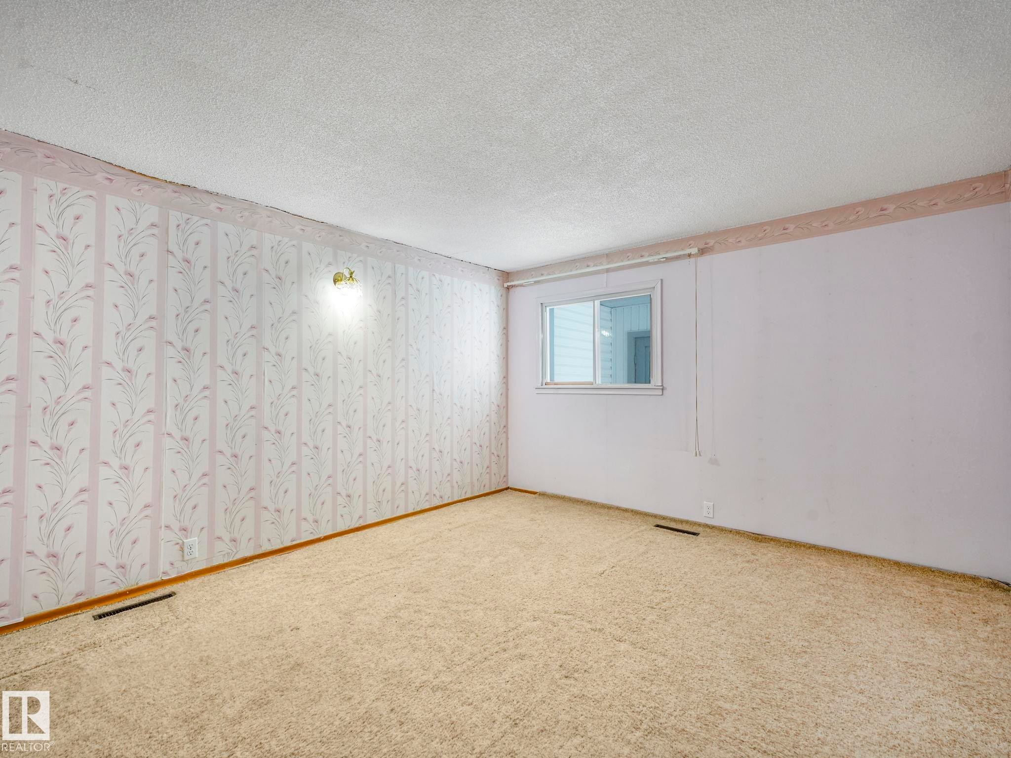 5004 49 Avenue, Lamont, AB - Indoor Photo Showing Other Room