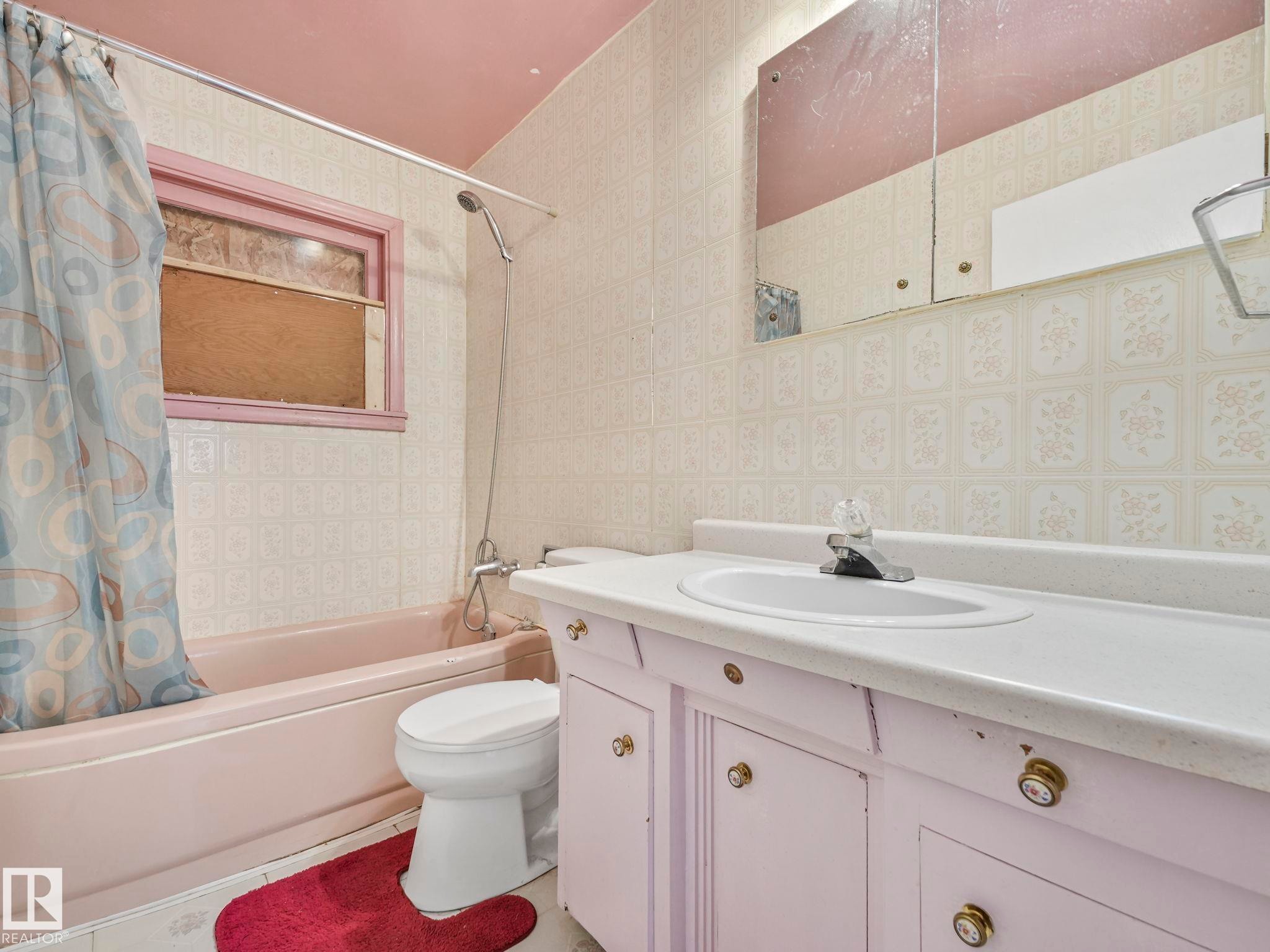 5004 49 Avenue, Lamont, AB - Indoor Photo Showing Bathroom
