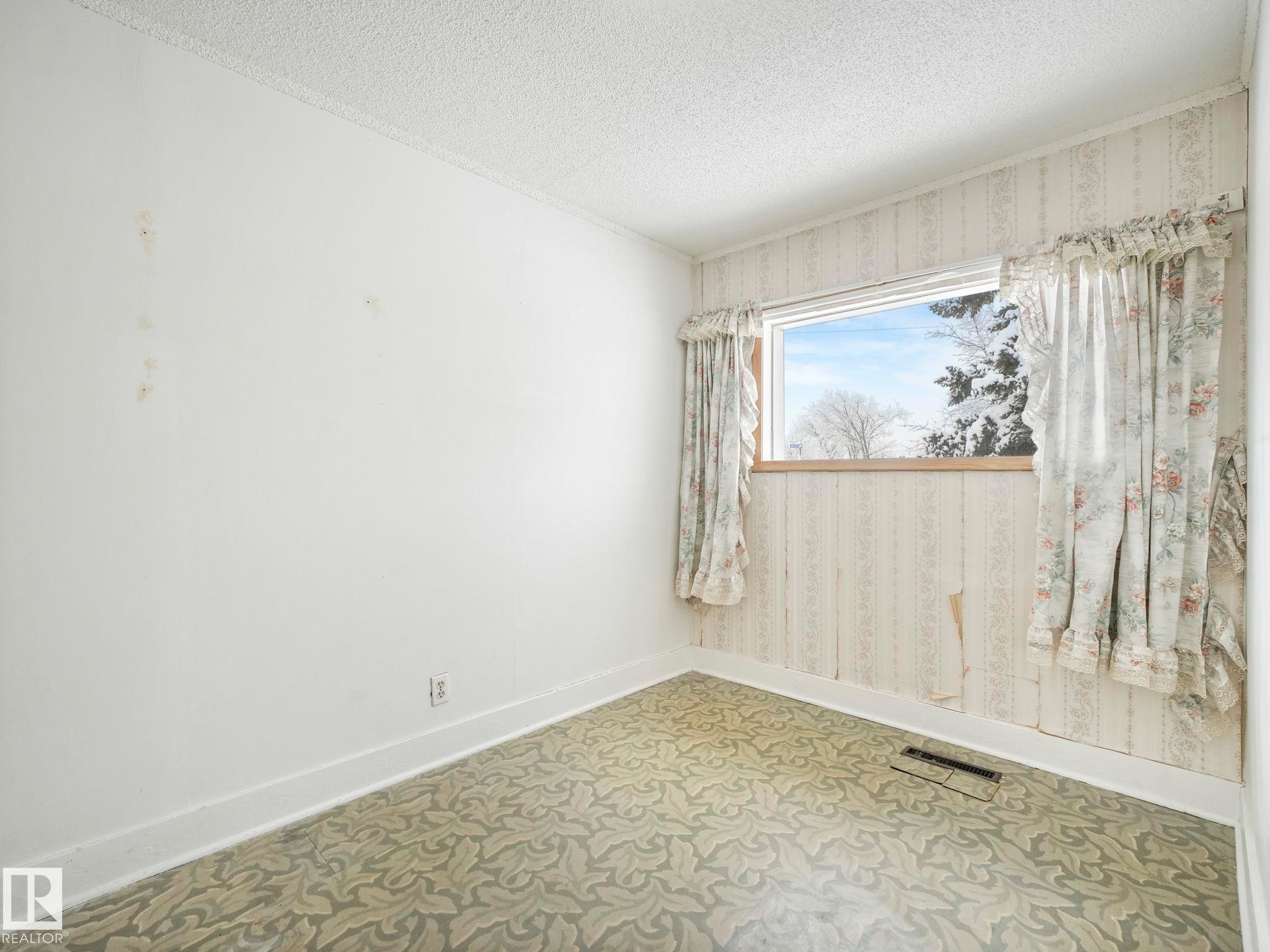 5004 49 Avenue, Lamont, AB - Indoor Photo Showing Other Room