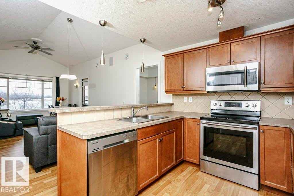 19 2565 Hanna Crescent, Edmonton, AB - Indoor Photo Showing Kitchen With Double Sink