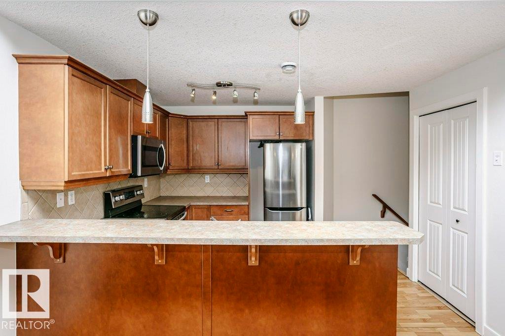 19 2565 Hanna Crescent, Edmonton, AB - Indoor Photo Showing Kitchen