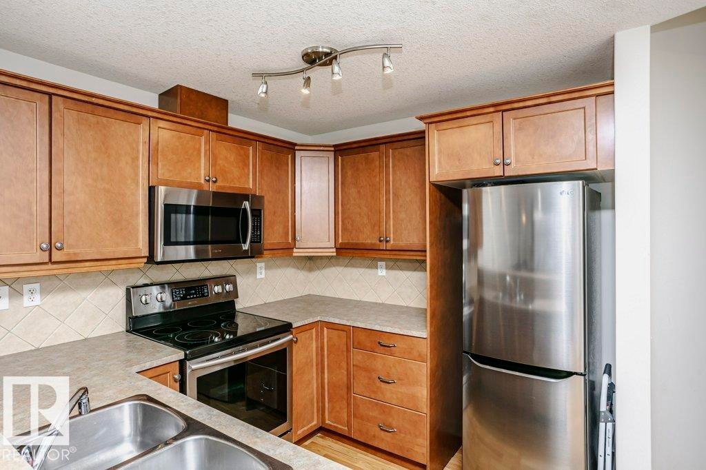 19 2565 Hanna Crescent, Edmonton, AB - Indoor Photo Showing Kitchen With Double Sink
