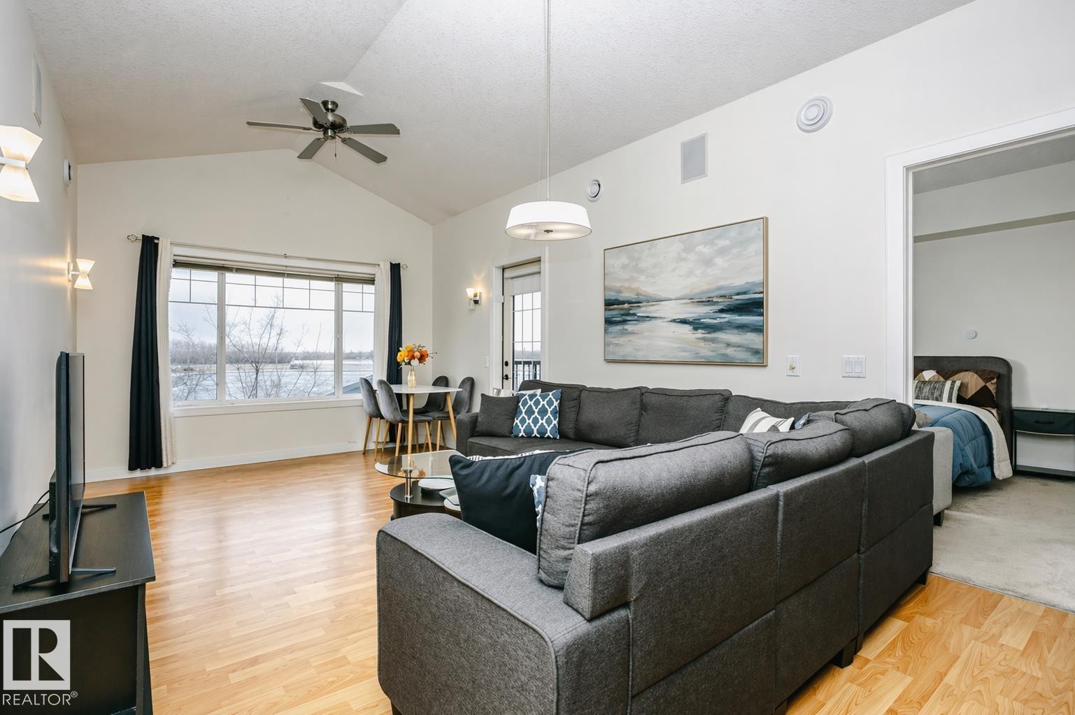 19 2565 Hanna Crescent, Edmonton, AB - Indoor Photo Showing Living Room