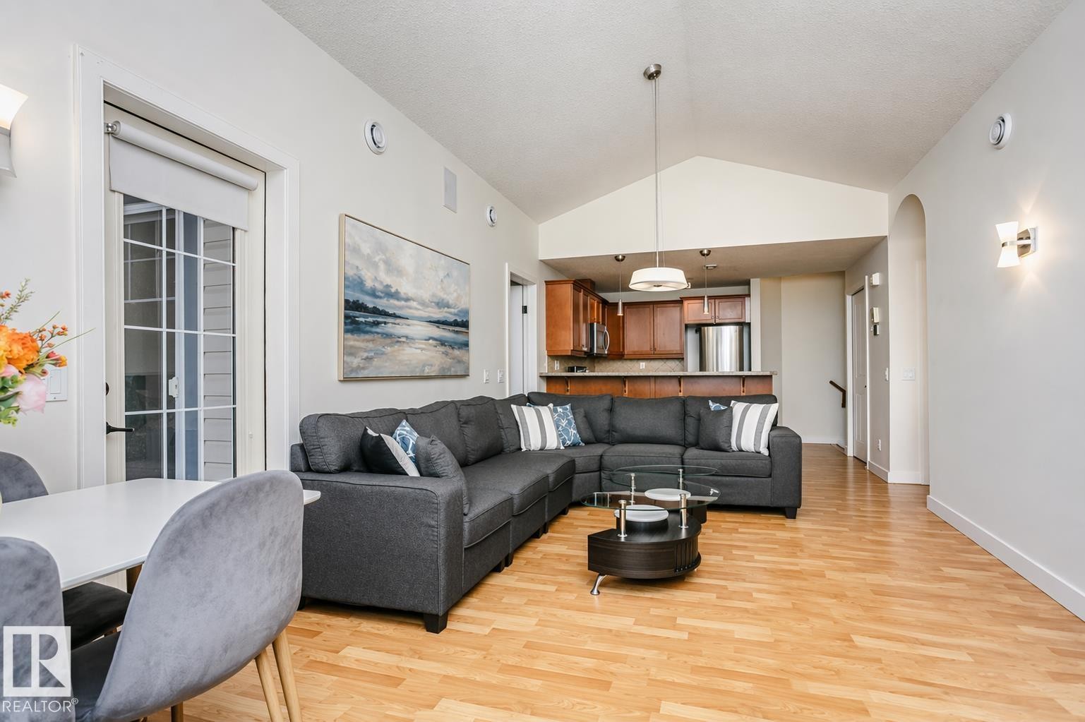 19 2565 Hanna Crescent, Edmonton, AB - Indoor Photo Showing Living Room