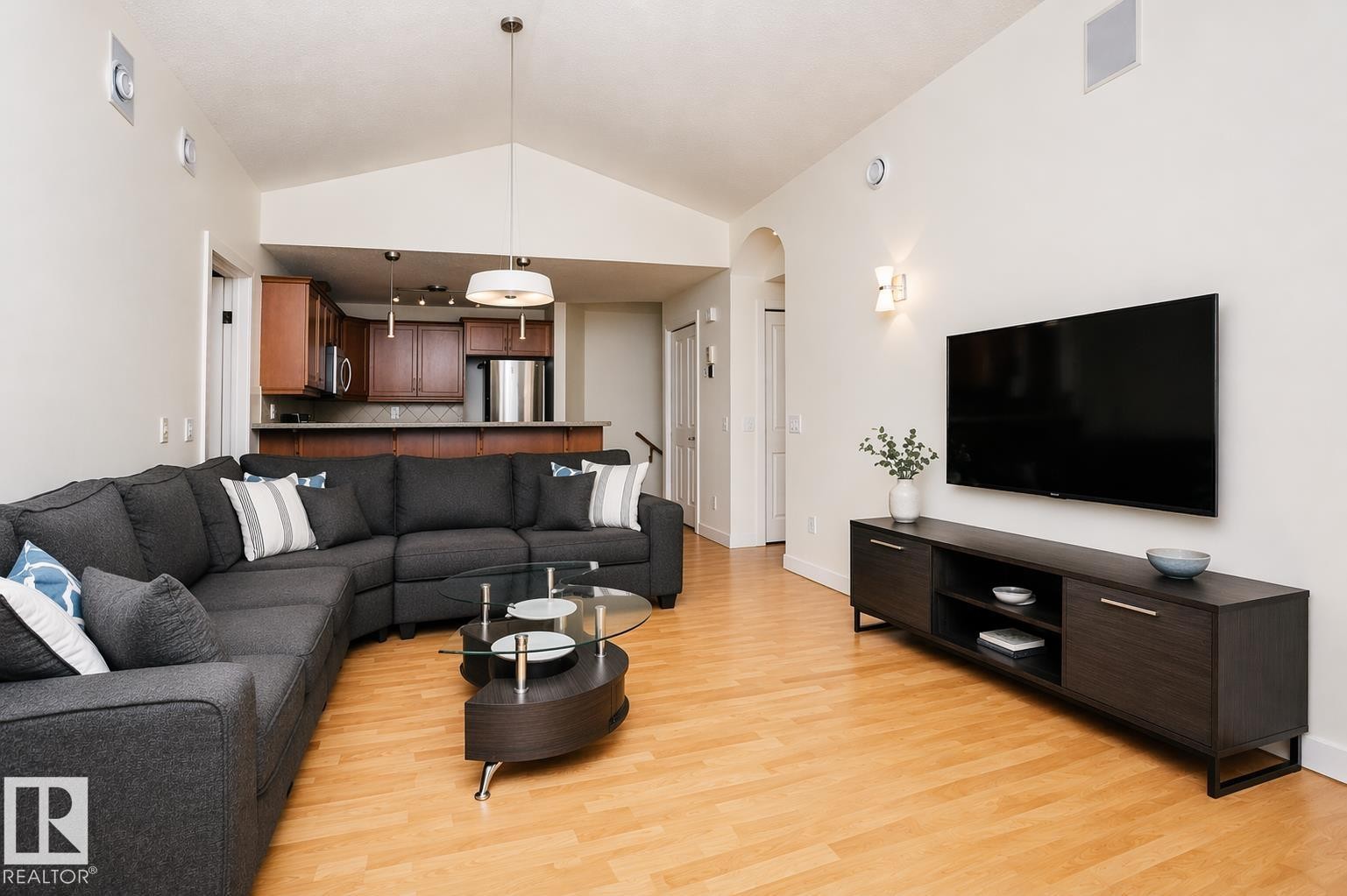 19 2565 Hanna Crescent, Edmonton, AB - Indoor Photo Showing Living Room