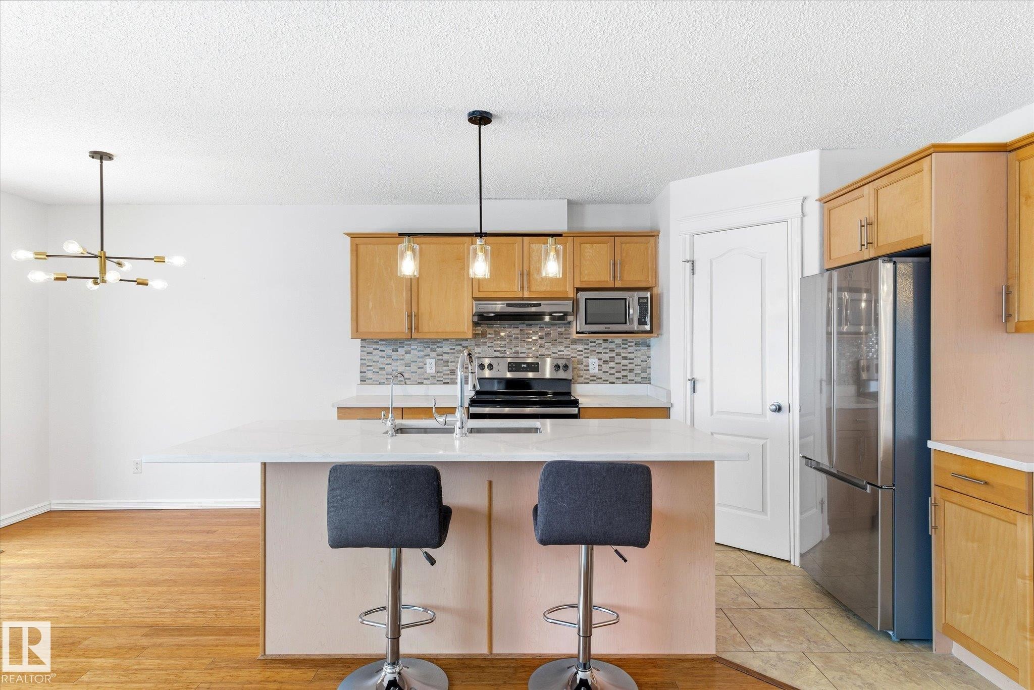 2550 Rabbit Hill Road, Edmonton, AB - Indoor Photo Showing Kitchen With Stainless Steel Kitchen With Upgraded Kitchen