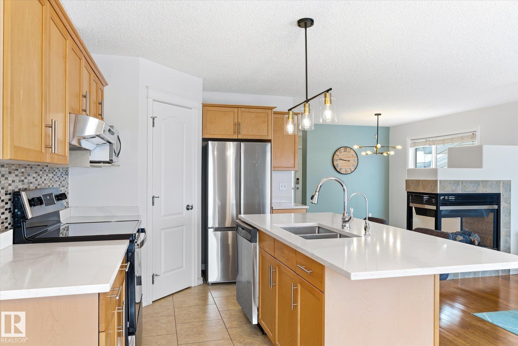 2550 Rabbit Hill Road, Edmonton, AB - Indoor Photo Showing Kitchen With Stainless Steel Kitchen With Double Sink With Upgraded Kitchen