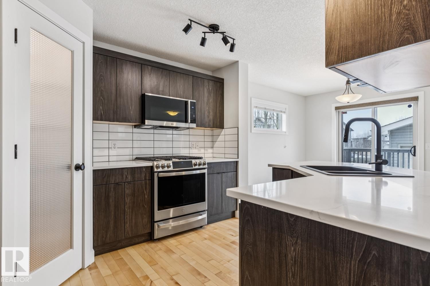 323 Avena Link, Leduc, AB - Indoor Photo Showing Kitchen With Upgraded Kitchen