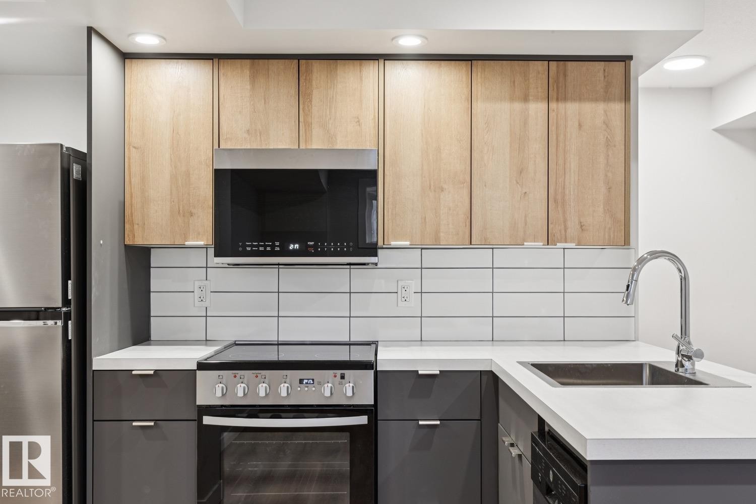 323 Avena Link, Leduc, AB - Indoor Photo Showing Kitchen With Upgraded Kitchen