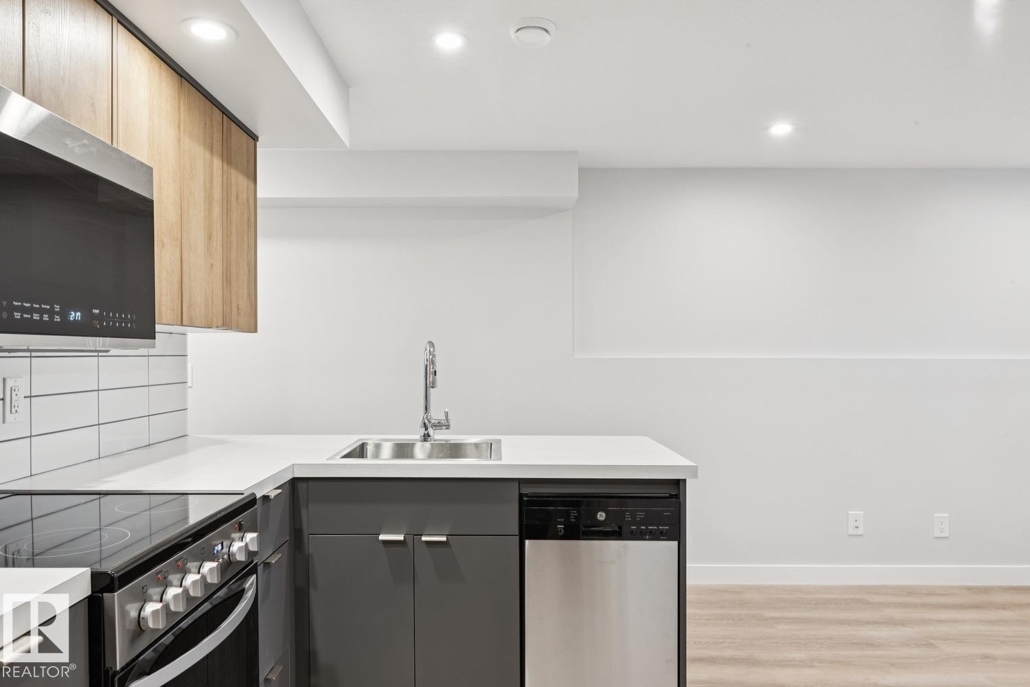 323 Avena Link, Leduc, AB - Indoor Photo Showing Kitchen