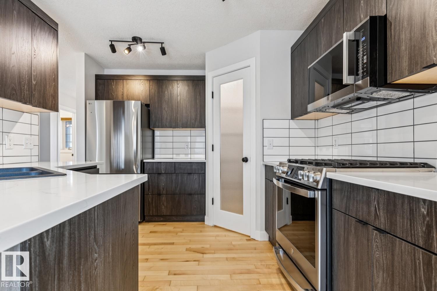 323 Avena Link, Leduc, AB - Indoor Photo Showing Kitchen With Upgraded Kitchen