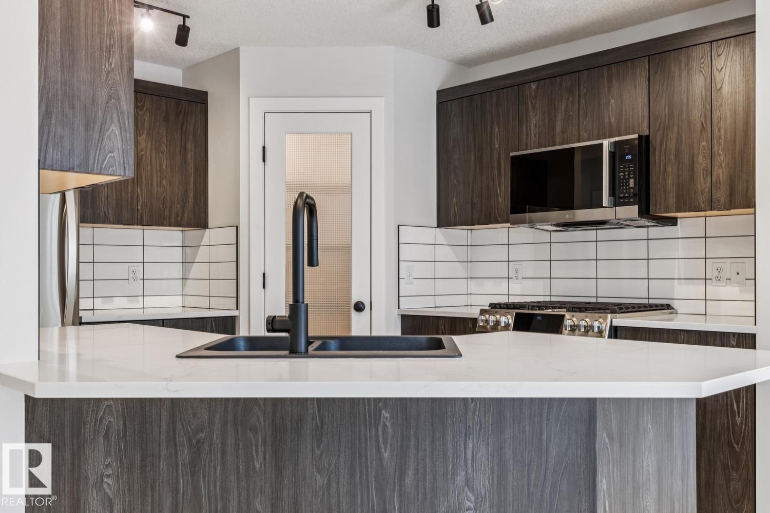 323 Avena Link, Leduc, AB - Indoor Photo Showing Kitchen With Double Sink With Upgraded Kitchen