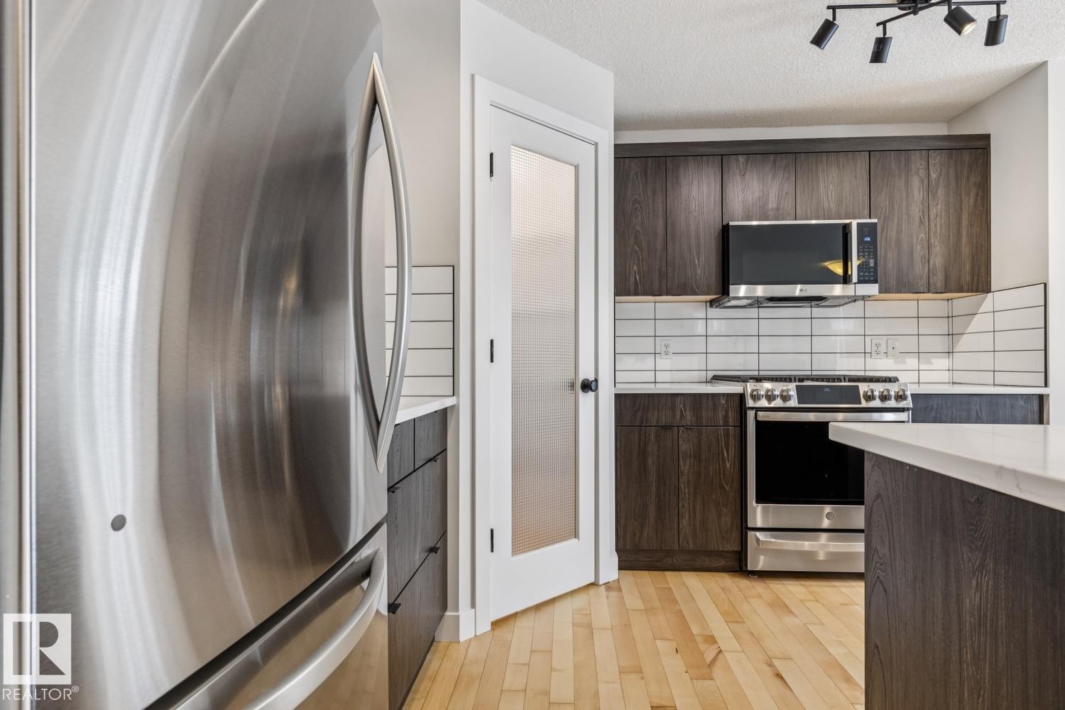 323 Avena Link, Leduc, AB - Indoor Photo Showing Kitchen With Upgraded Kitchen