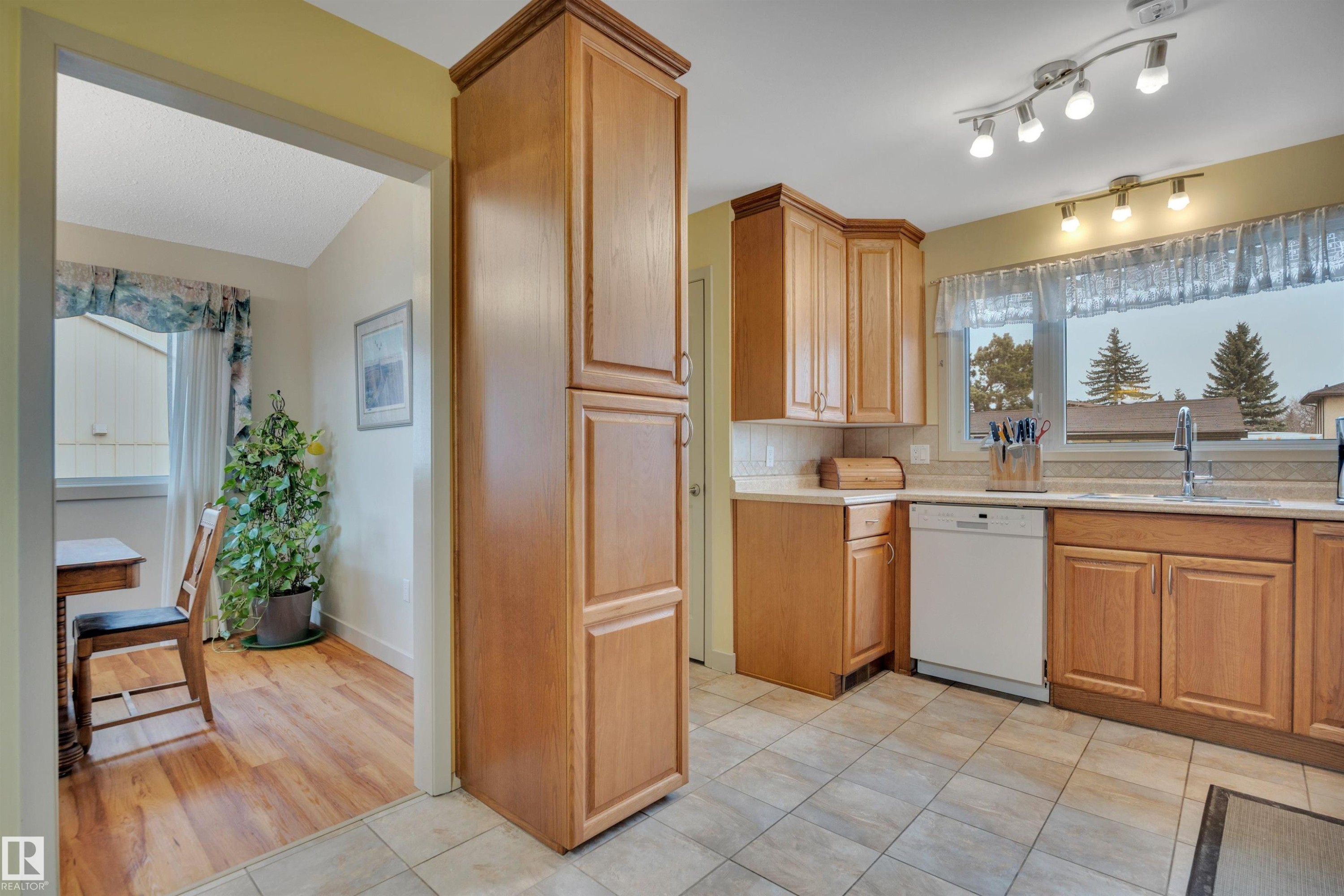 8649 27 Avenue, Edmonton, AB - Indoor Photo Showing Kitchen