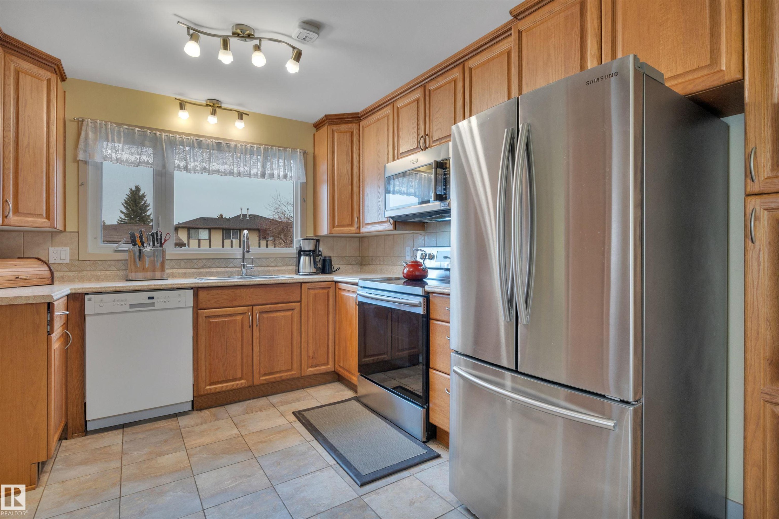 8649 27 Avenue, Edmonton, AB - Indoor Photo Showing Kitchen