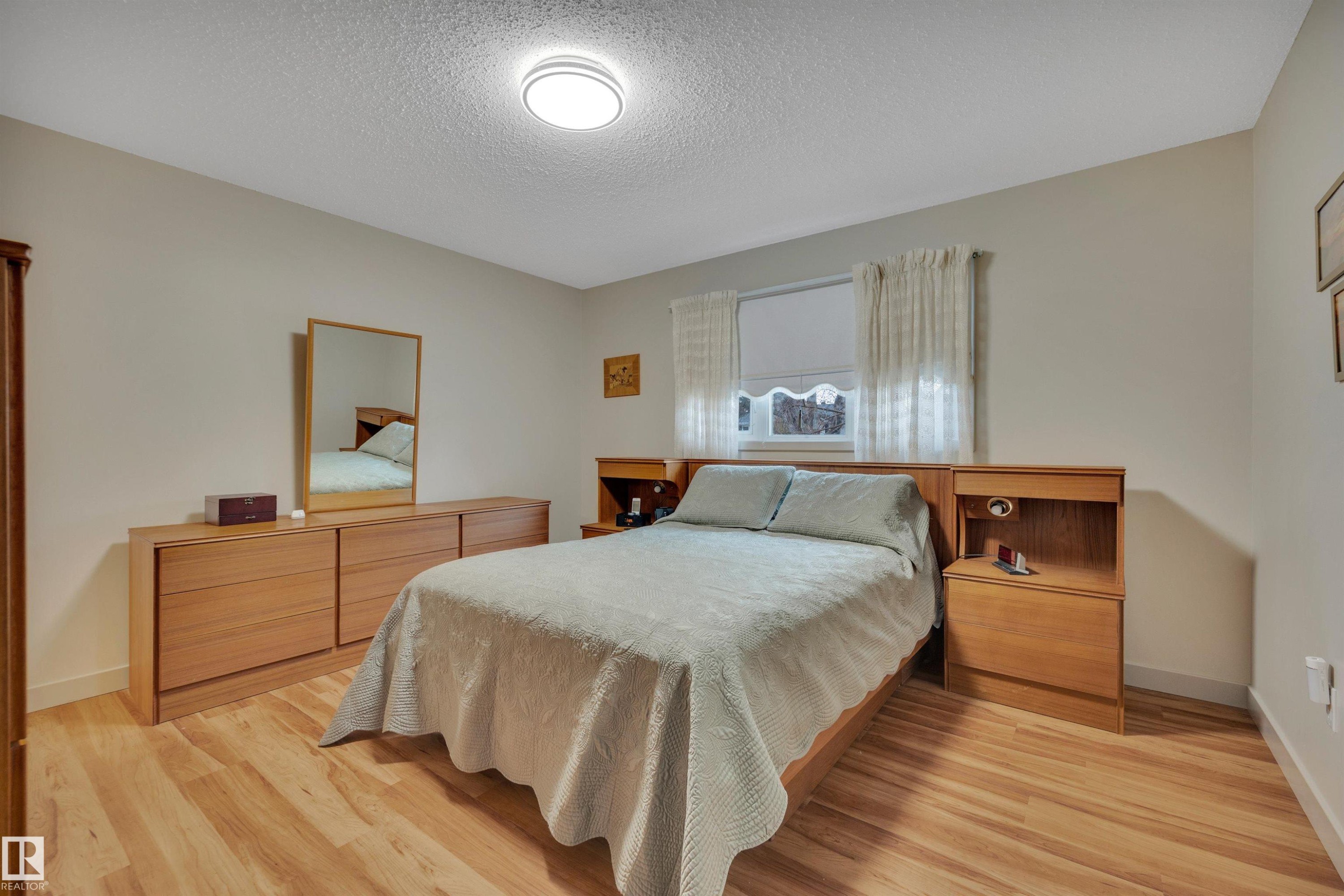 8649 27 Avenue, Edmonton, AB - Indoor Photo Showing Bedroom