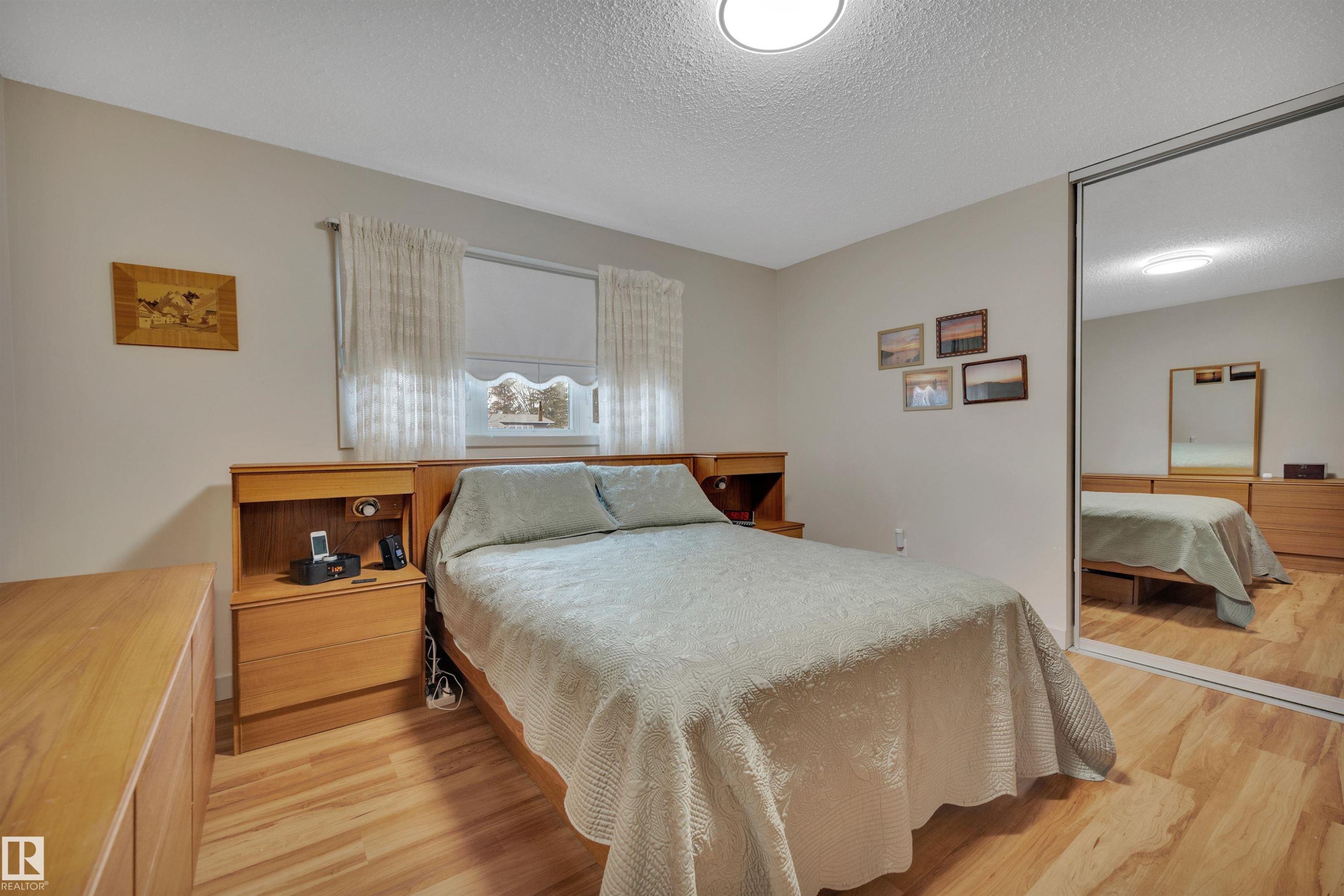 8649 27 Avenue, Edmonton, AB - Indoor Photo Showing Bedroom