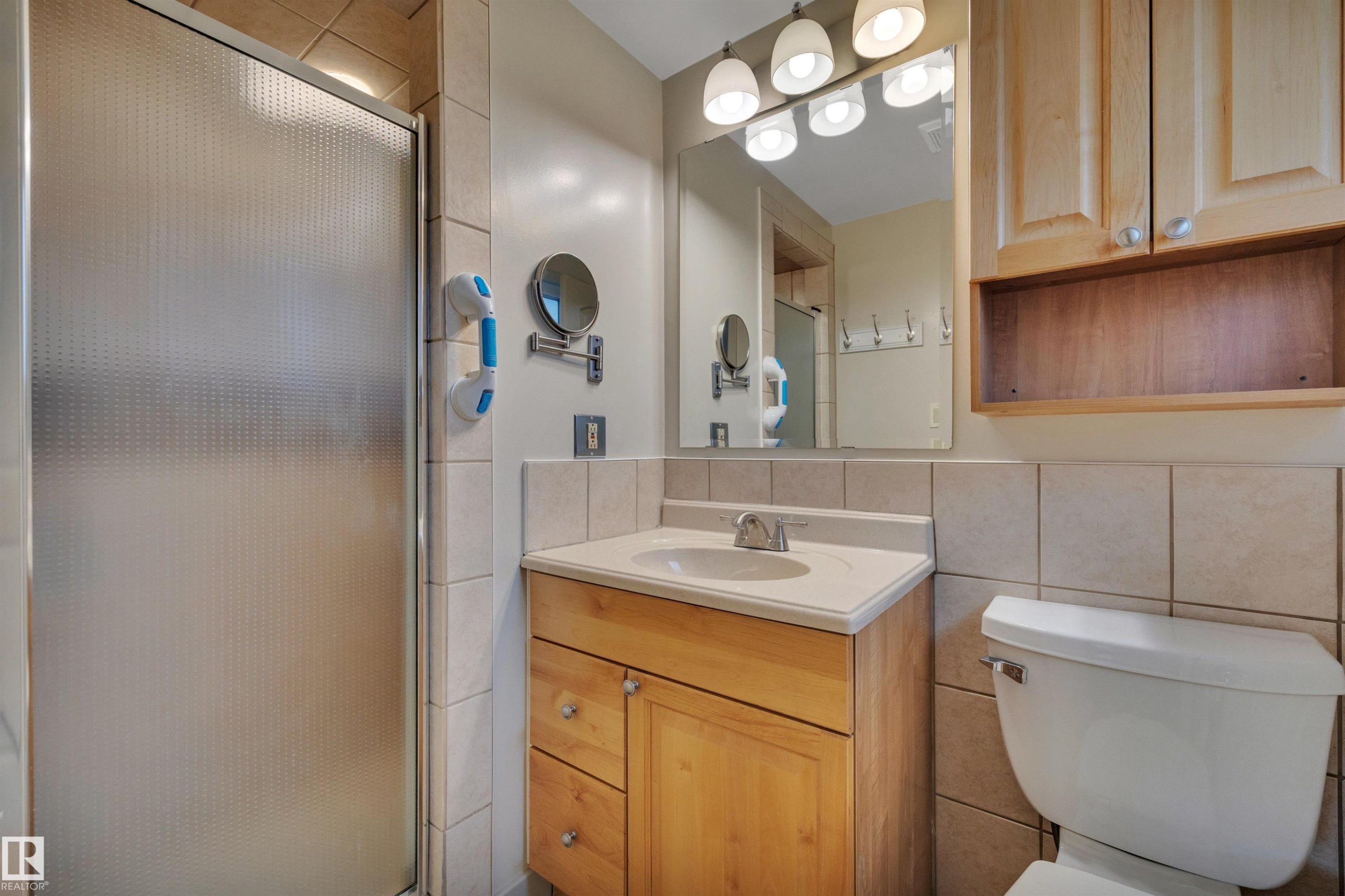 8649 27 Avenue, Edmonton, AB - Indoor Photo Showing Bathroom