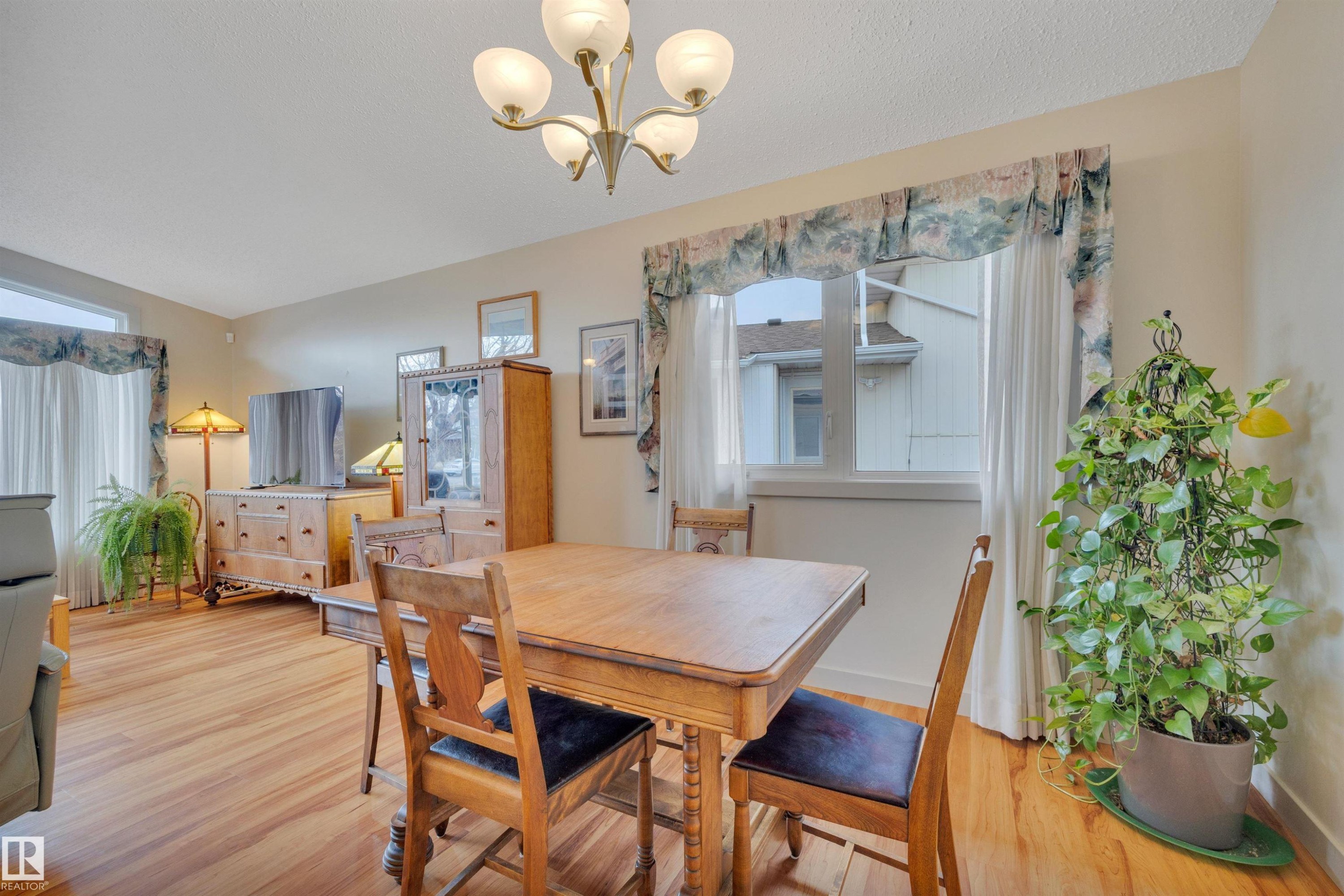 8649 27 Avenue, Edmonton, AB - Indoor Photo Showing Dining Room