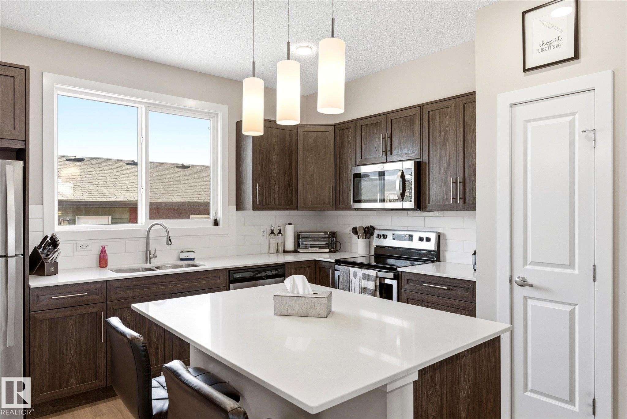 1208 Rosenthal Boulevard, Edmonton, AB - Indoor Photo Showing Kitchen With Double Sink With Upgraded Kitchen