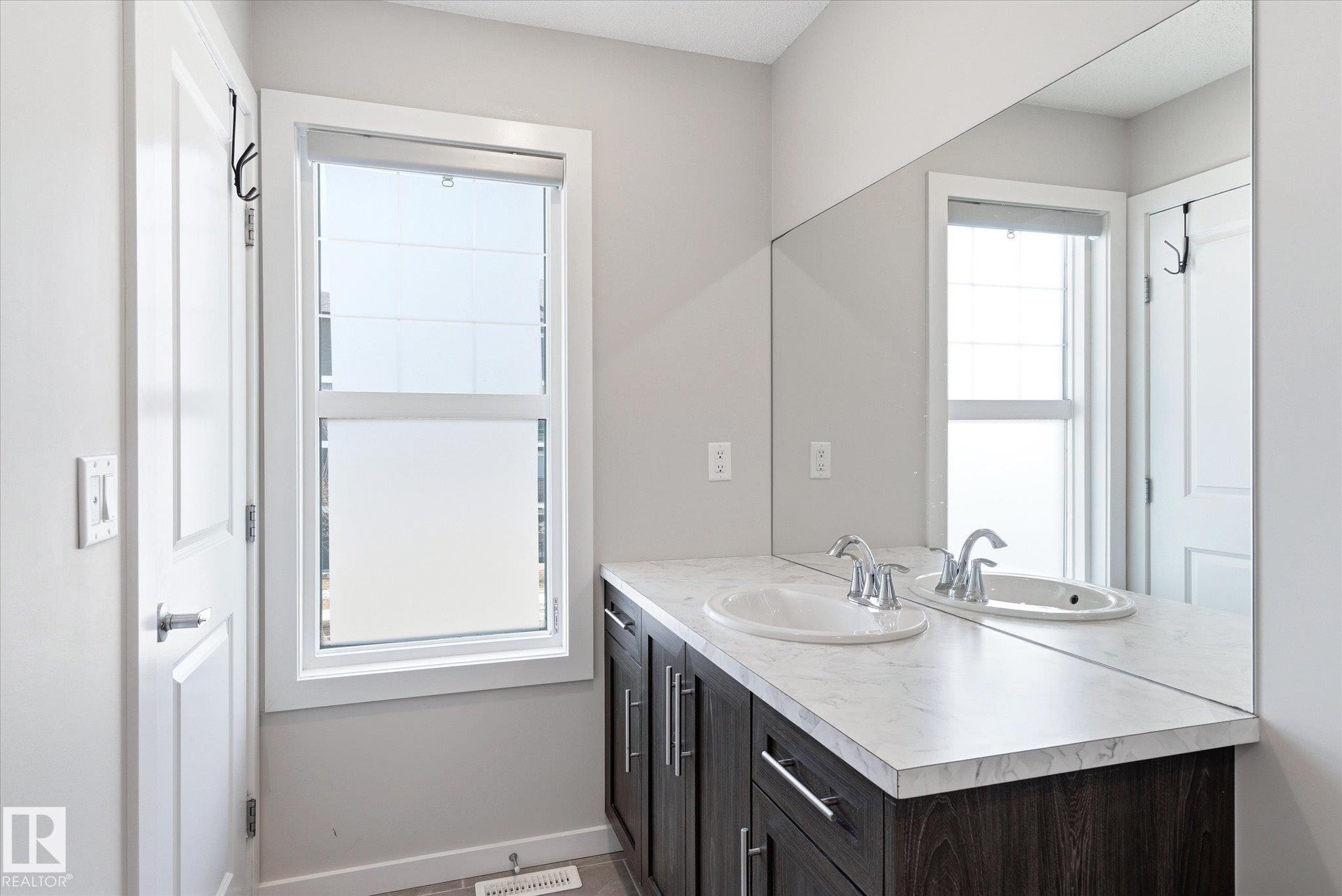 1208 Rosenthal Boulevard, Edmonton, AB - Indoor Photo Showing Bathroom