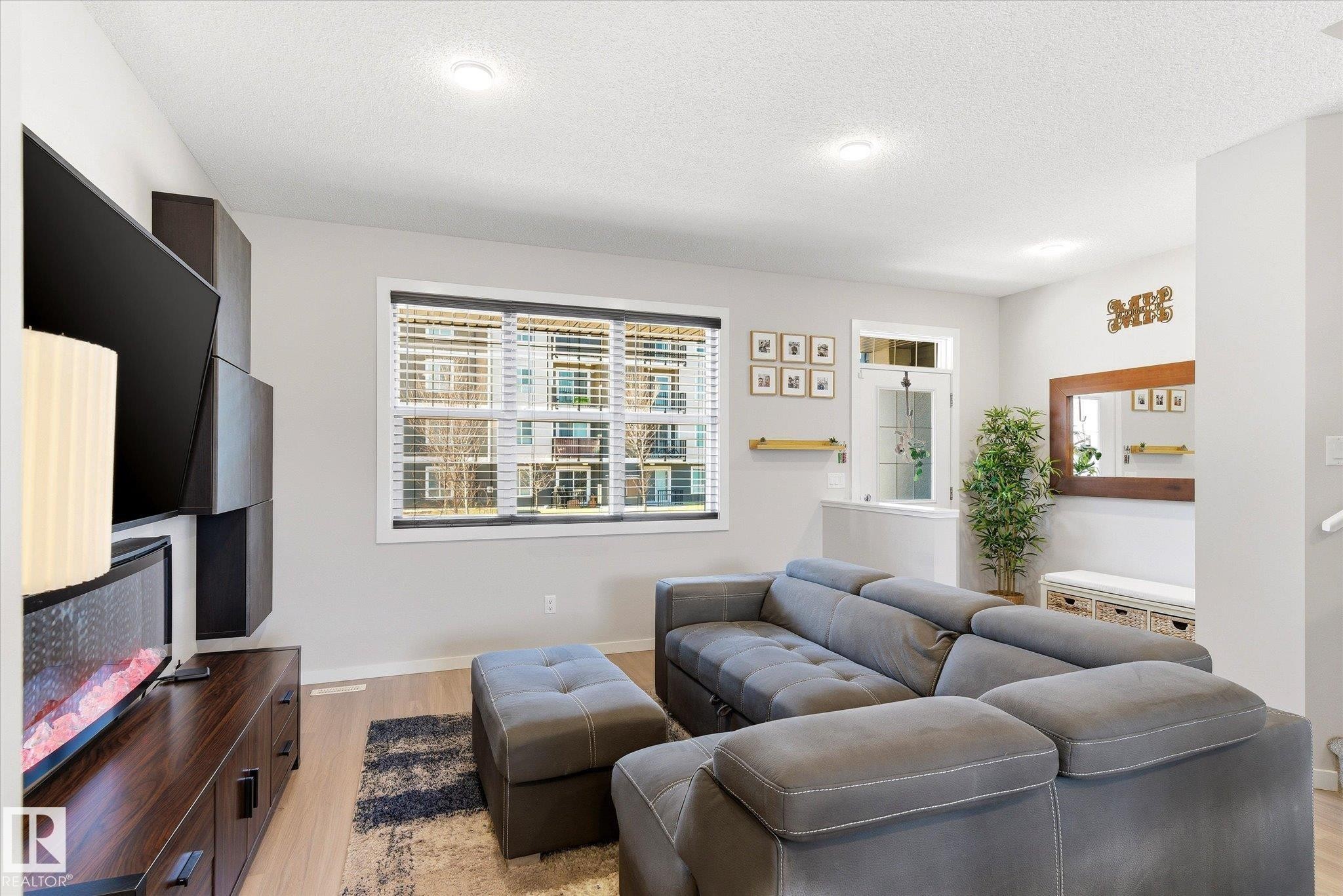1208 Rosenthal Boulevard, Edmonton, AB - Indoor Photo Showing Living Room