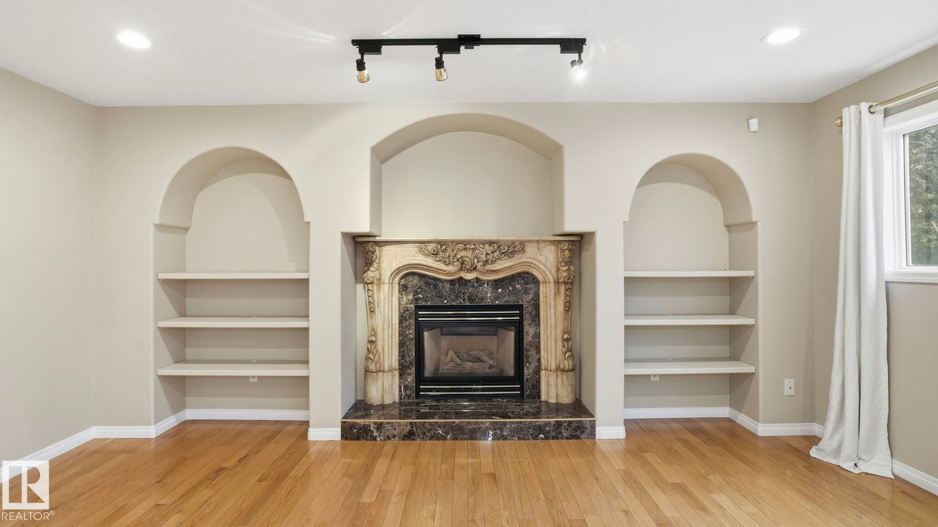 1007 Ormsby Crescent, Edmonton, AB - Indoor With Fireplace