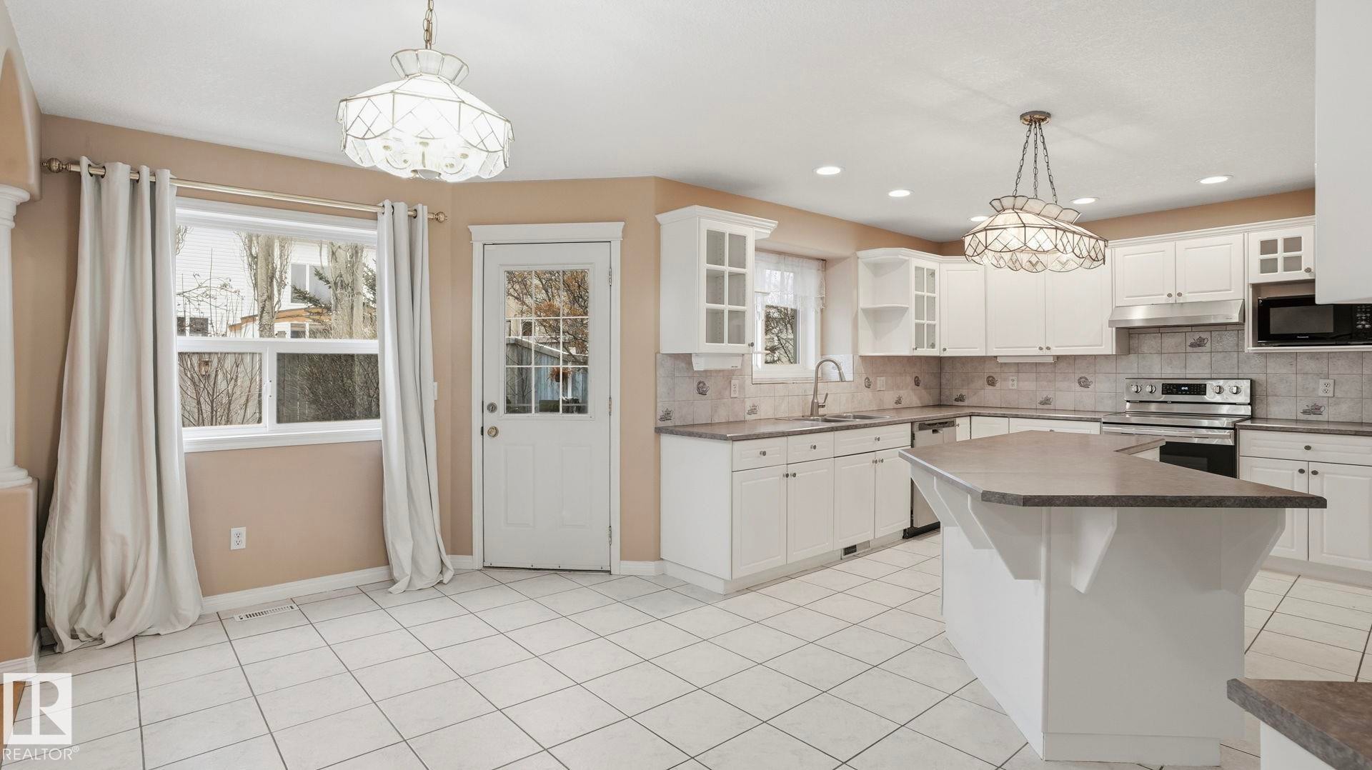 1007 Ormsby Crescent, Edmonton, AB - Indoor Photo Showing Kitchen