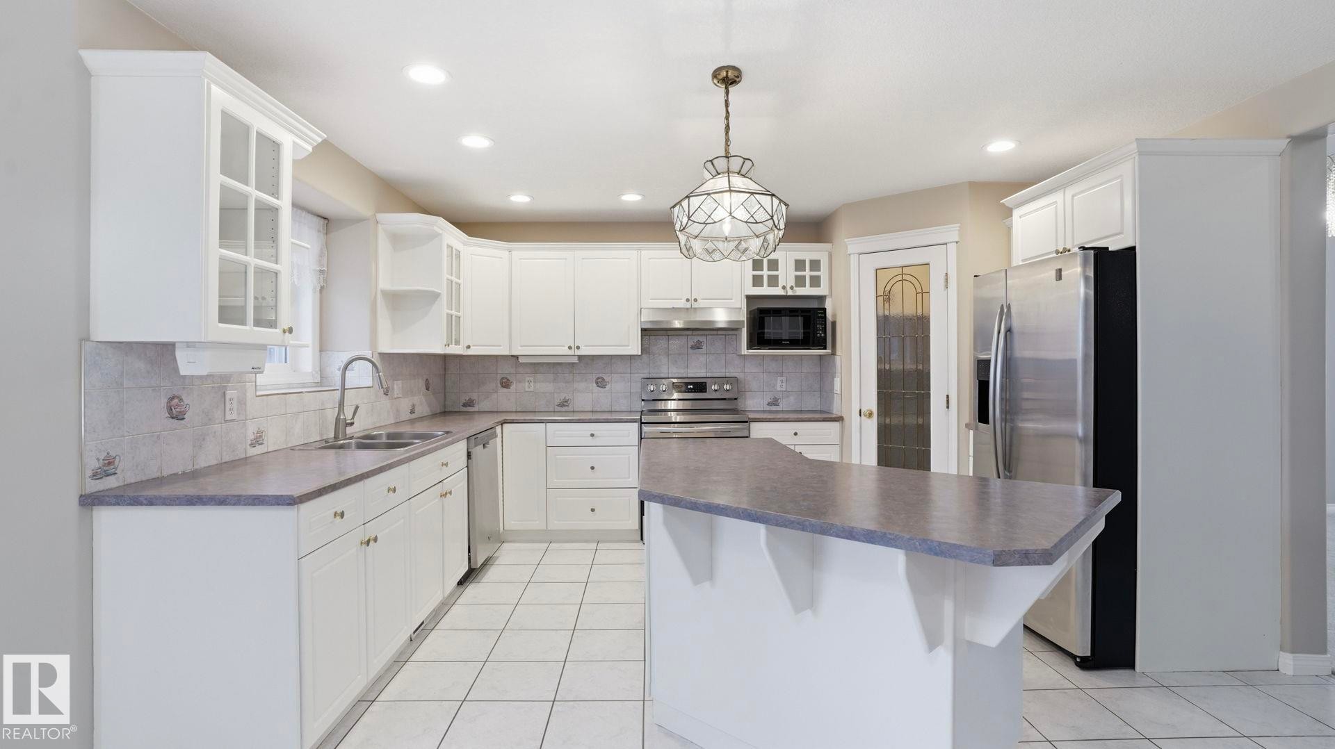 1007 Ormsby Crescent, Edmonton, AB - Indoor Photo Showing Kitchen