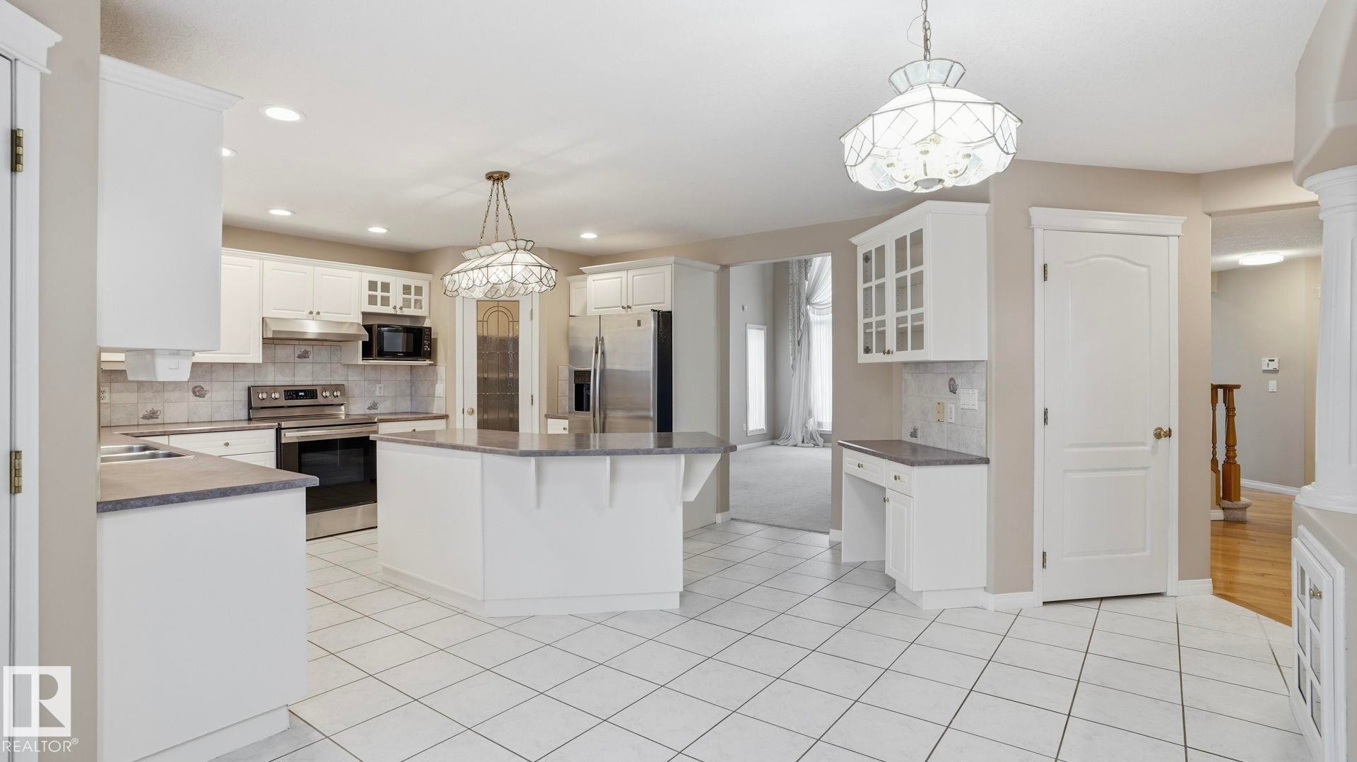 1007 Ormsby Crescent, Edmonton, AB - Indoor Photo Showing Kitchen
