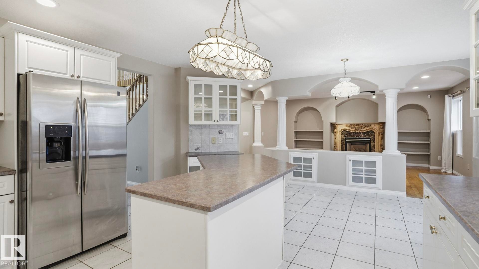 1007 Ormsby Crescent, Edmonton, AB - Indoor Photo Showing Kitchen