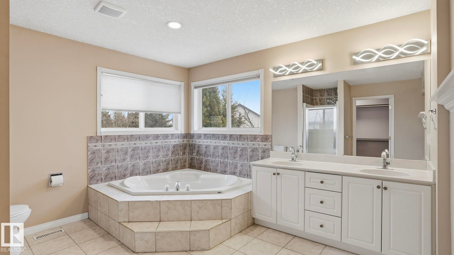 1007 Ormsby Crescent, Edmonton, AB - Indoor Photo Showing Bathroom