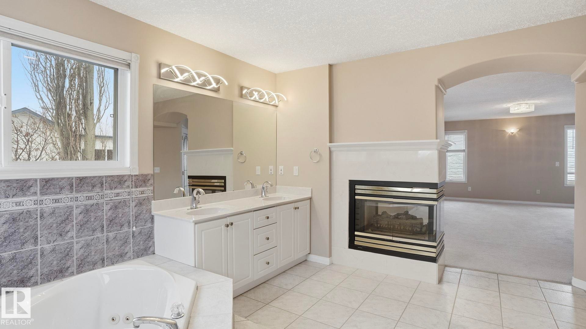 1007 Ormsby Crescent, Edmonton, AB - Indoor Photo Showing Bathroom