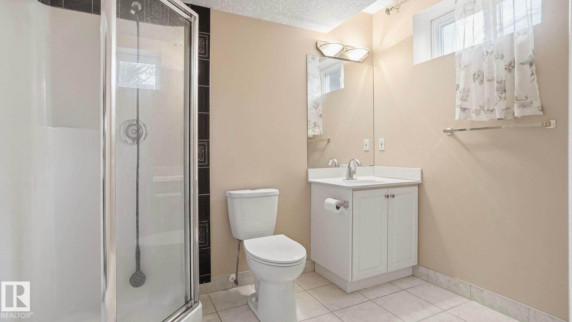 1007 Ormsby Crescent, Edmonton, AB - Indoor Photo Showing Bathroom