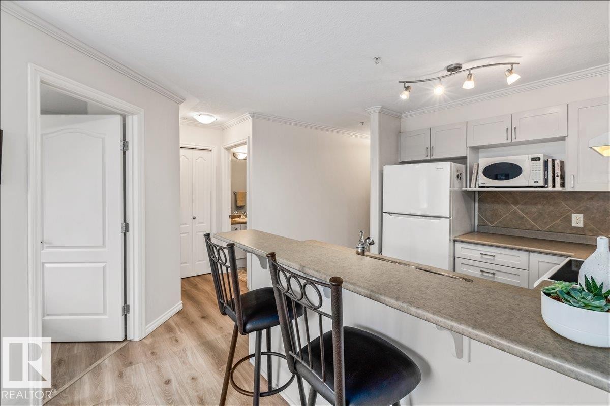 206 9938 104 Street, Edmonton, AB - Indoor Photo Showing Kitchen