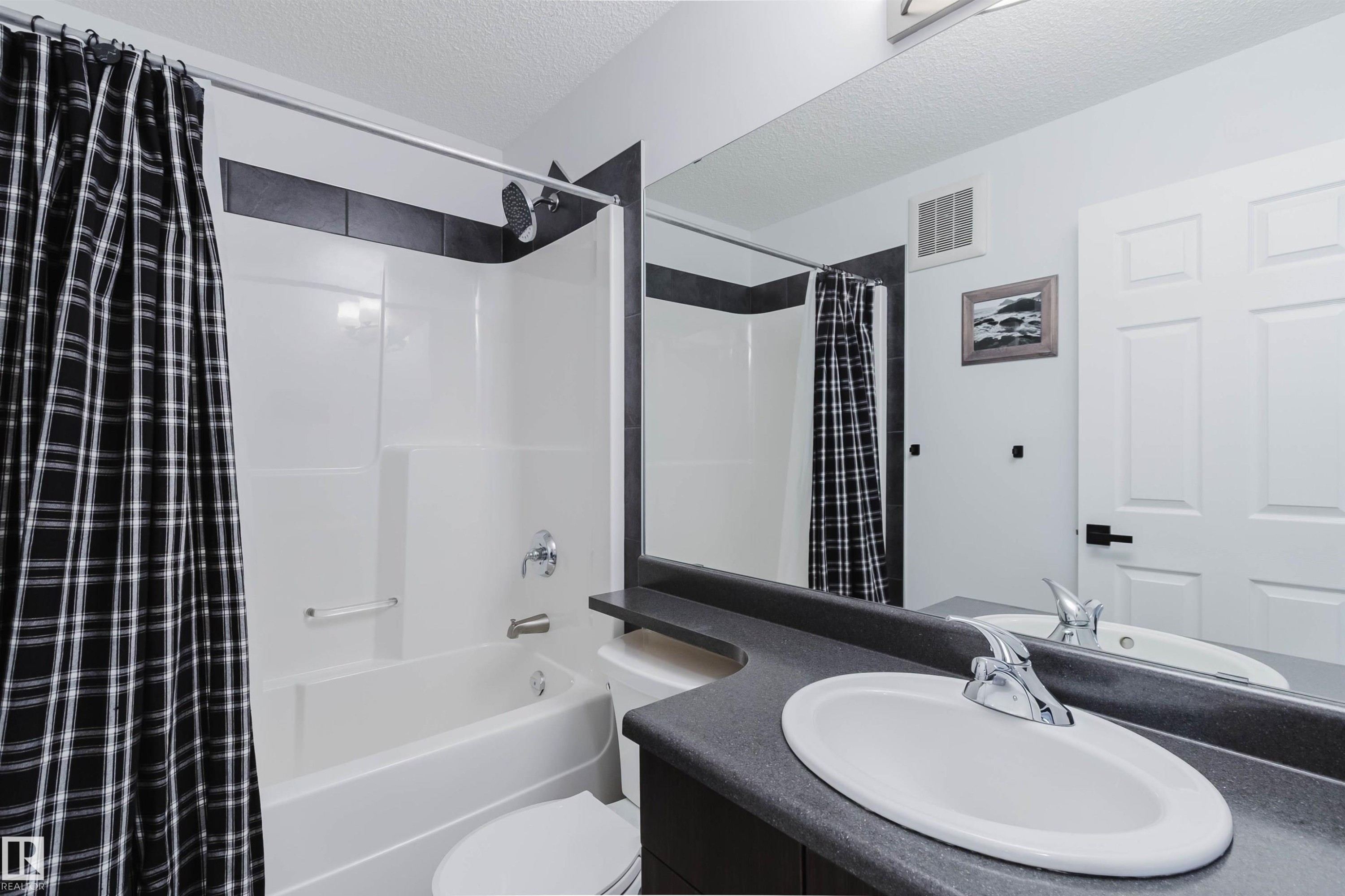 6825 Cardinal Link Link, Edmonton, AB - Indoor Photo Showing Bathroom