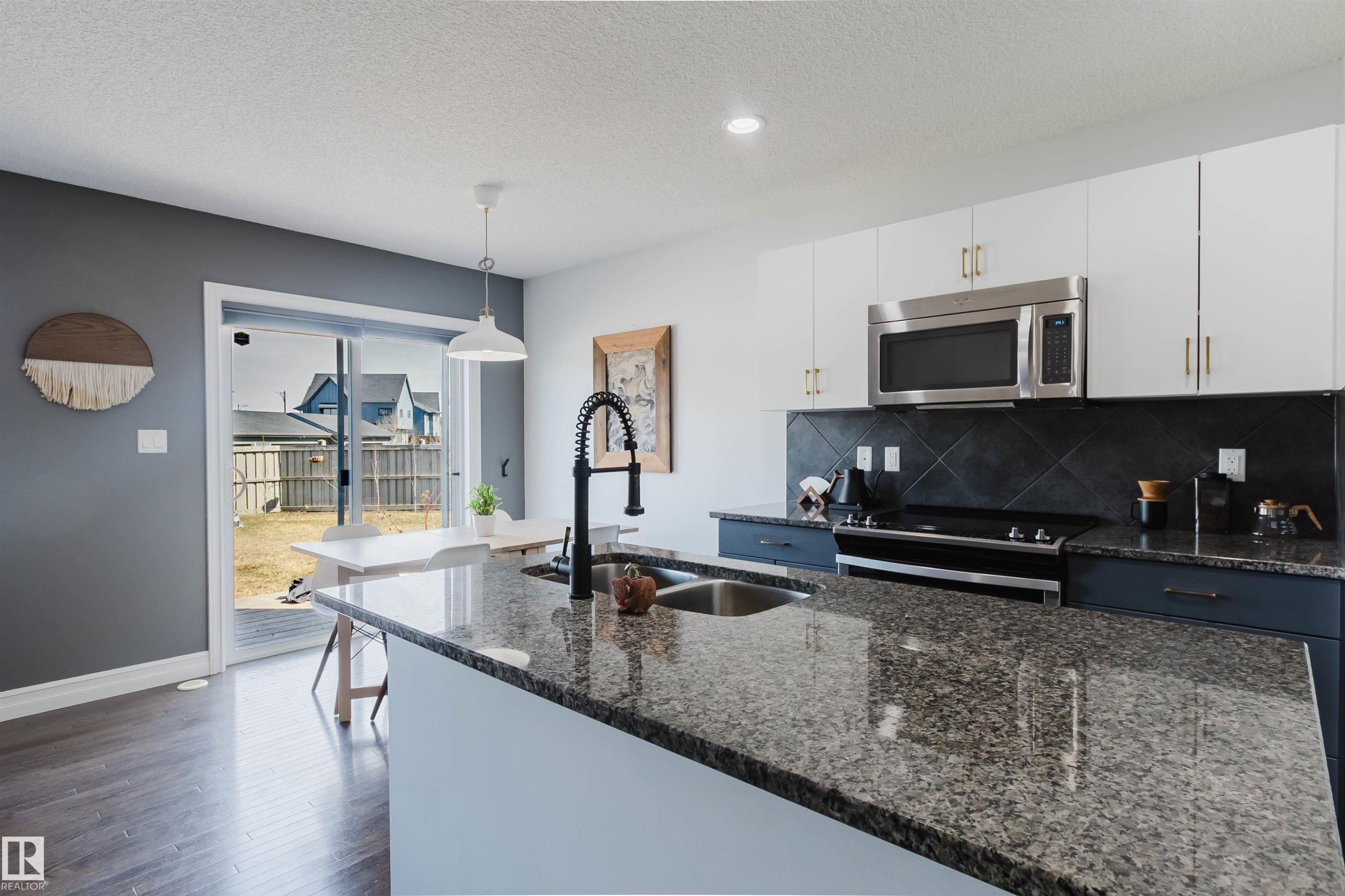 6825 Cardinal Link Link, Edmonton, AB - Indoor Photo Showing Kitchen With Double Sink With Upgraded Kitchen