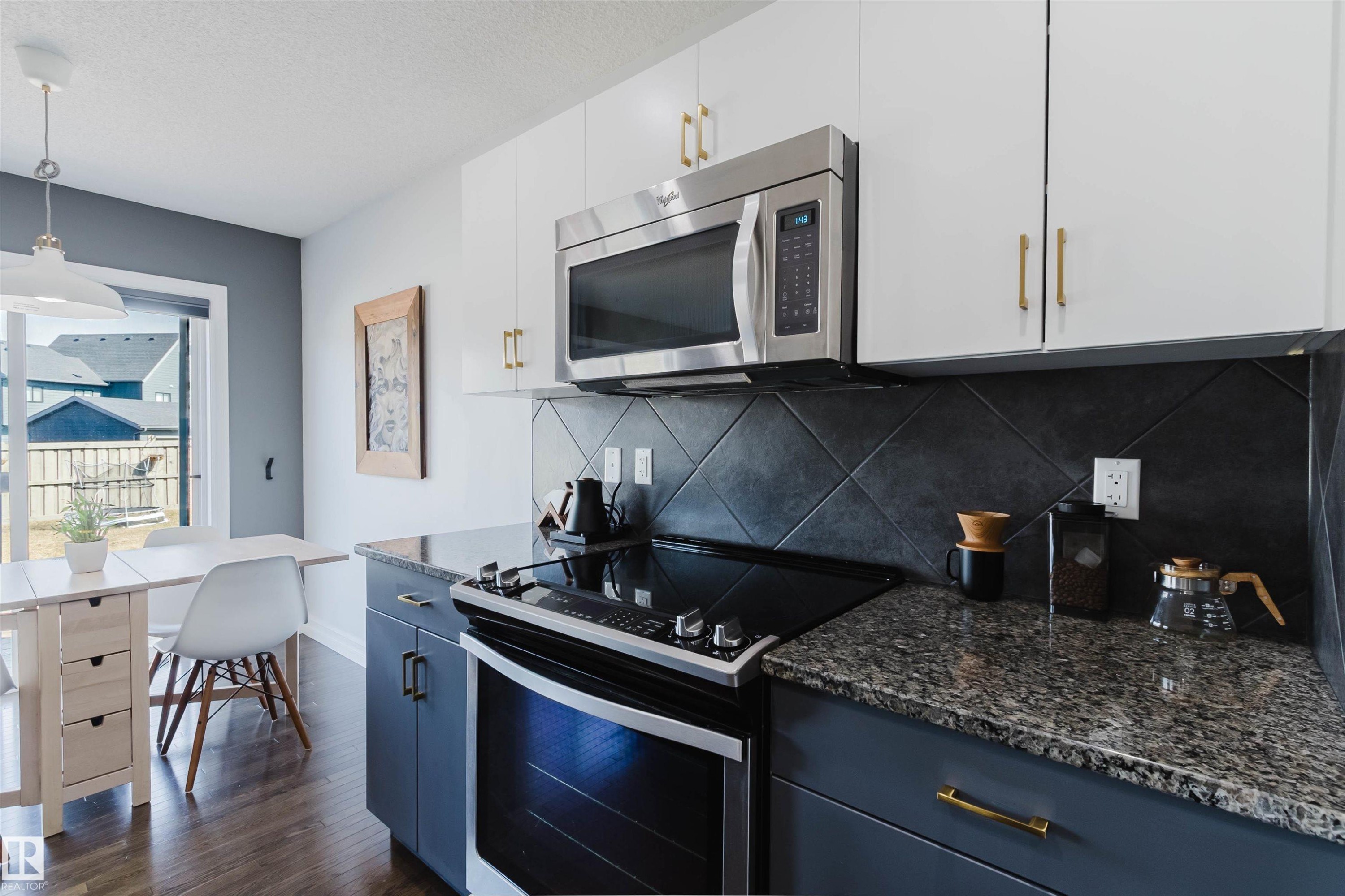 6825 Cardinal Link Link, Edmonton, AB - Indoor Photo Showing Kitchen With Upgraded Kitchen