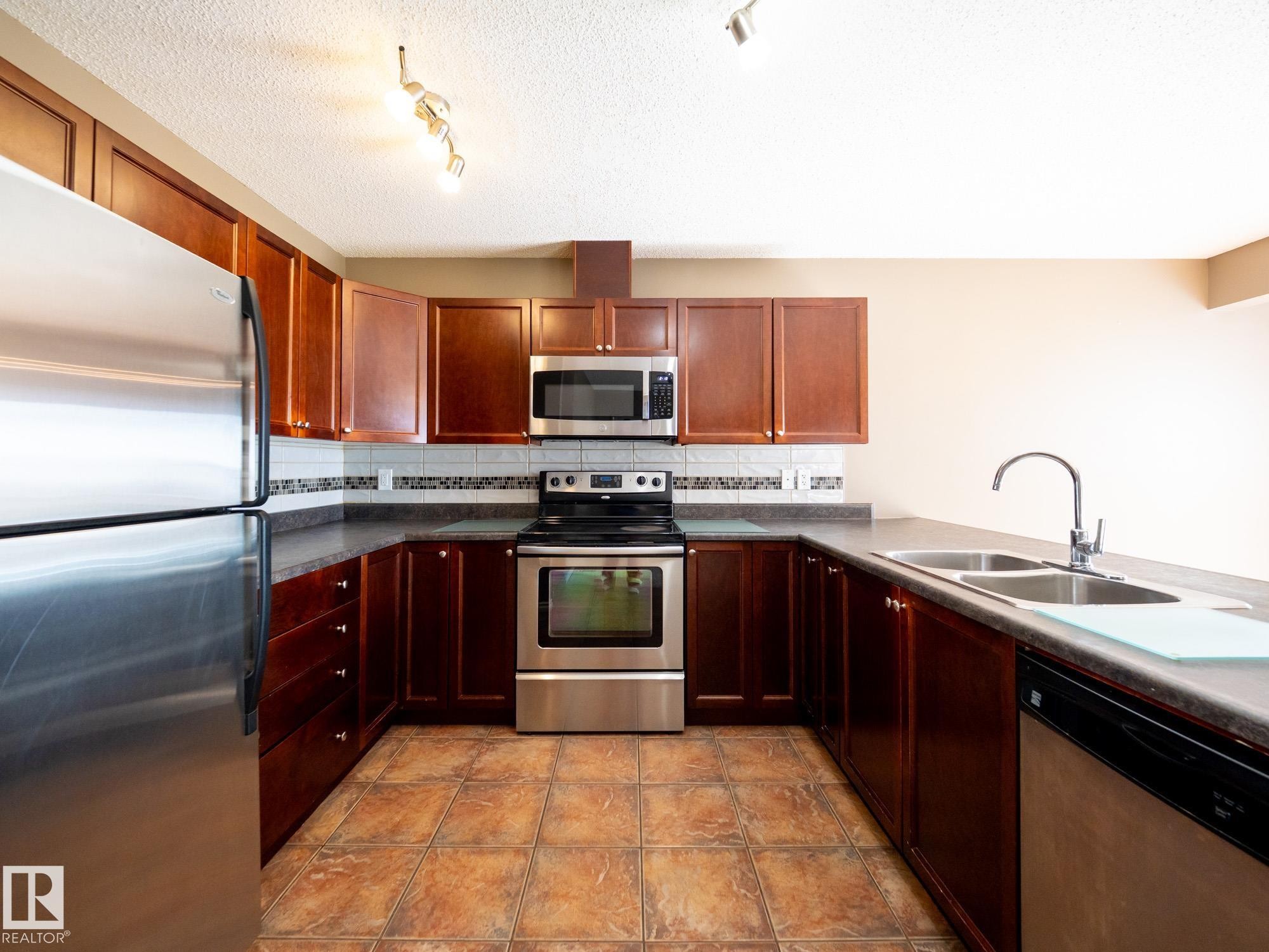 3617 Whitelaw Bay, Edmonton, AB - Indoor Photo Showing Kitchen With Double Sink